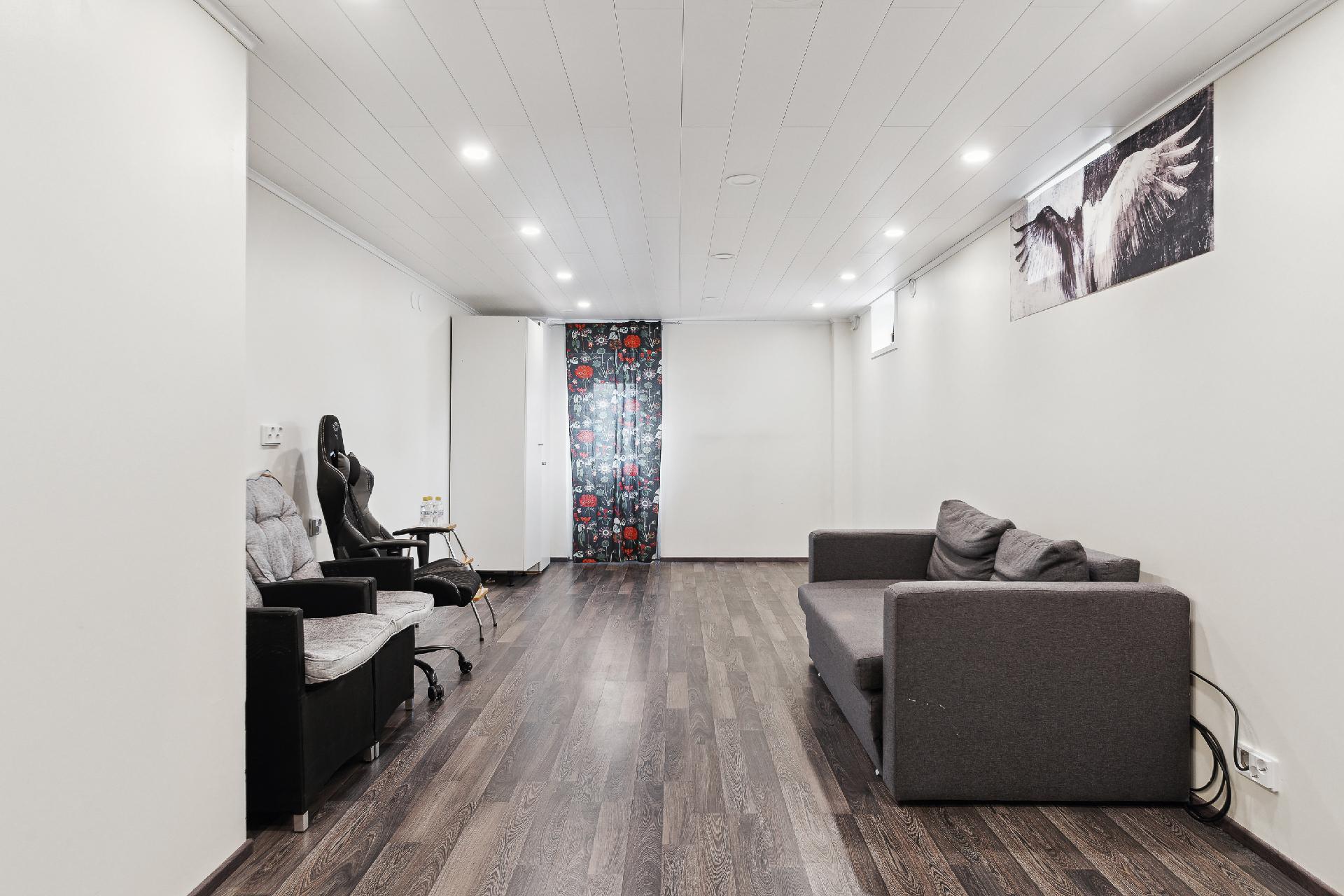 Kellarikerroksessa tilava huone, jossa oma sisäänkäynti