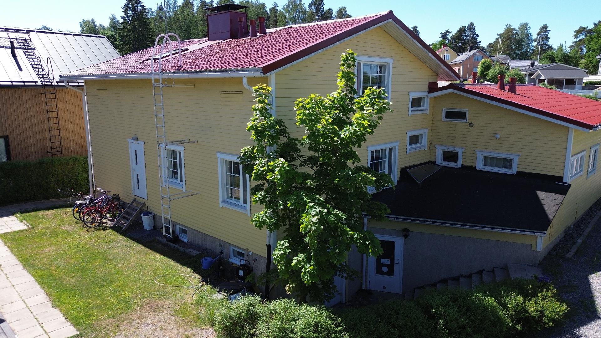 Kellarikerroksessa on vaikkapa airbnb:ksi sopivat tilat, jonne on oma sisäänkäynti takapihan puolelta