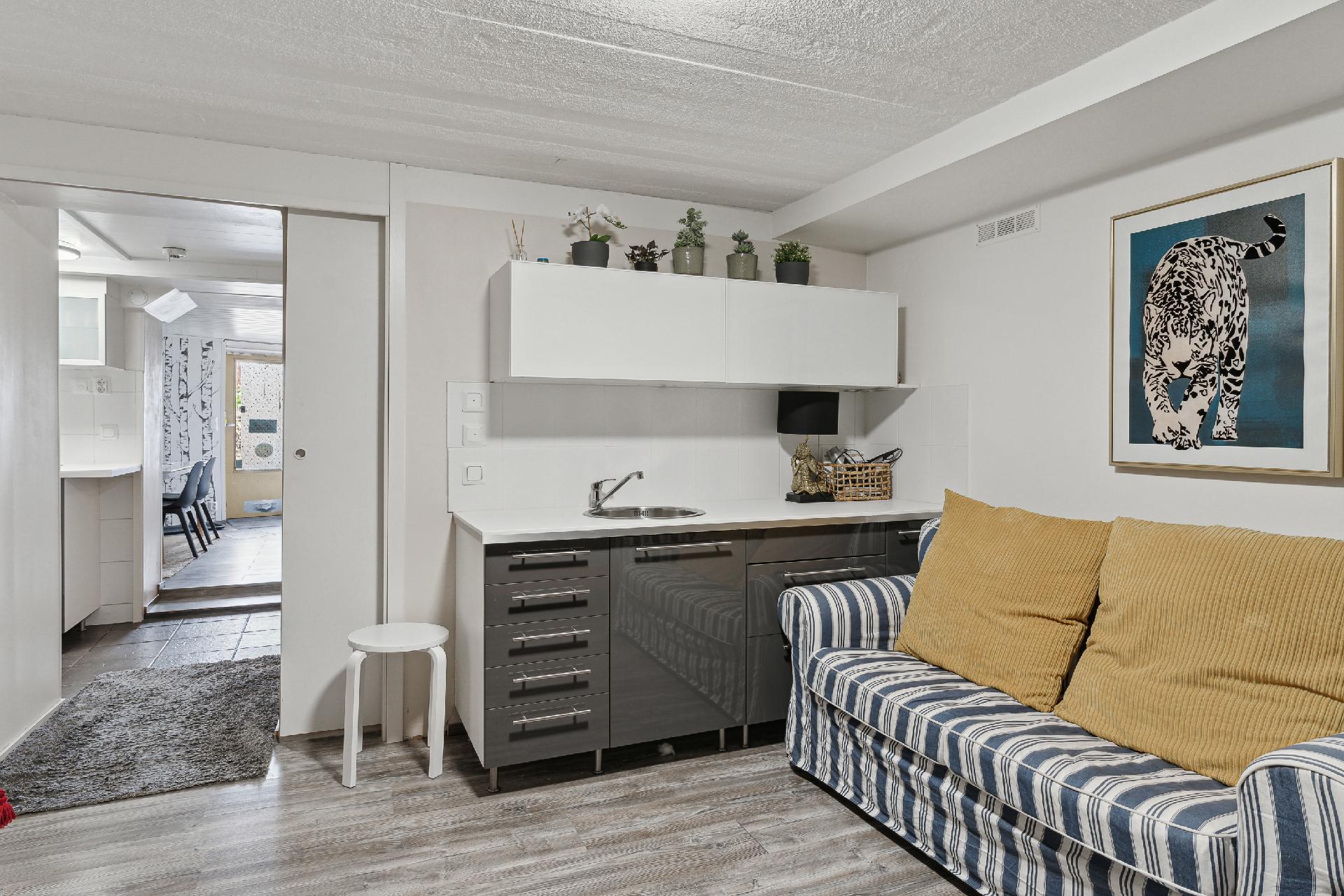 Kellaritilan mh:ssa kaapistoja ja allas