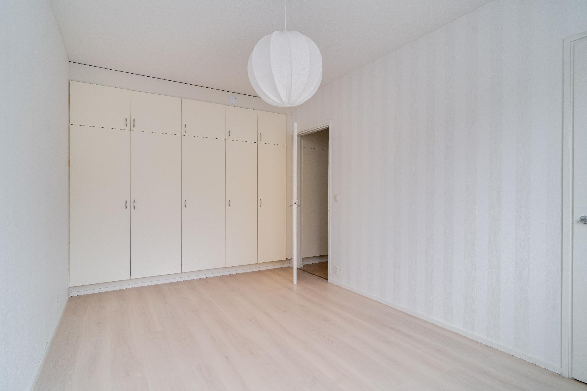 Runsaasti kaappitilaa ja erillinen vaatehuone makuuhuoneen yhteydessä