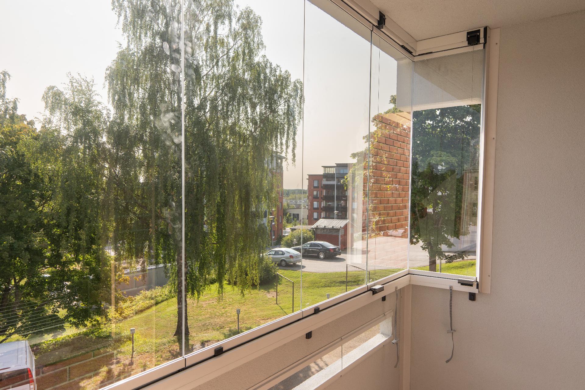 Lasitettu parveke sisäpihan puolelle