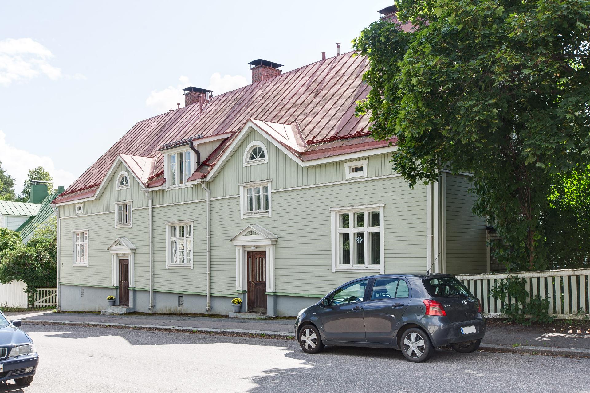 Asunto Oy Tahmelantie 9 on vuonna 1926 valmistunut pieni taloyhtiö, jossa on 6 huoneistoa