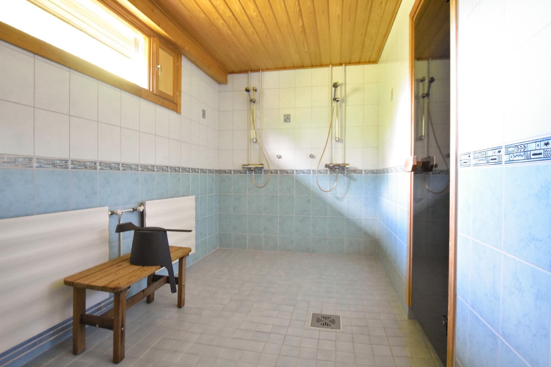 Taloyhtiön saunatilojen pesuhuone