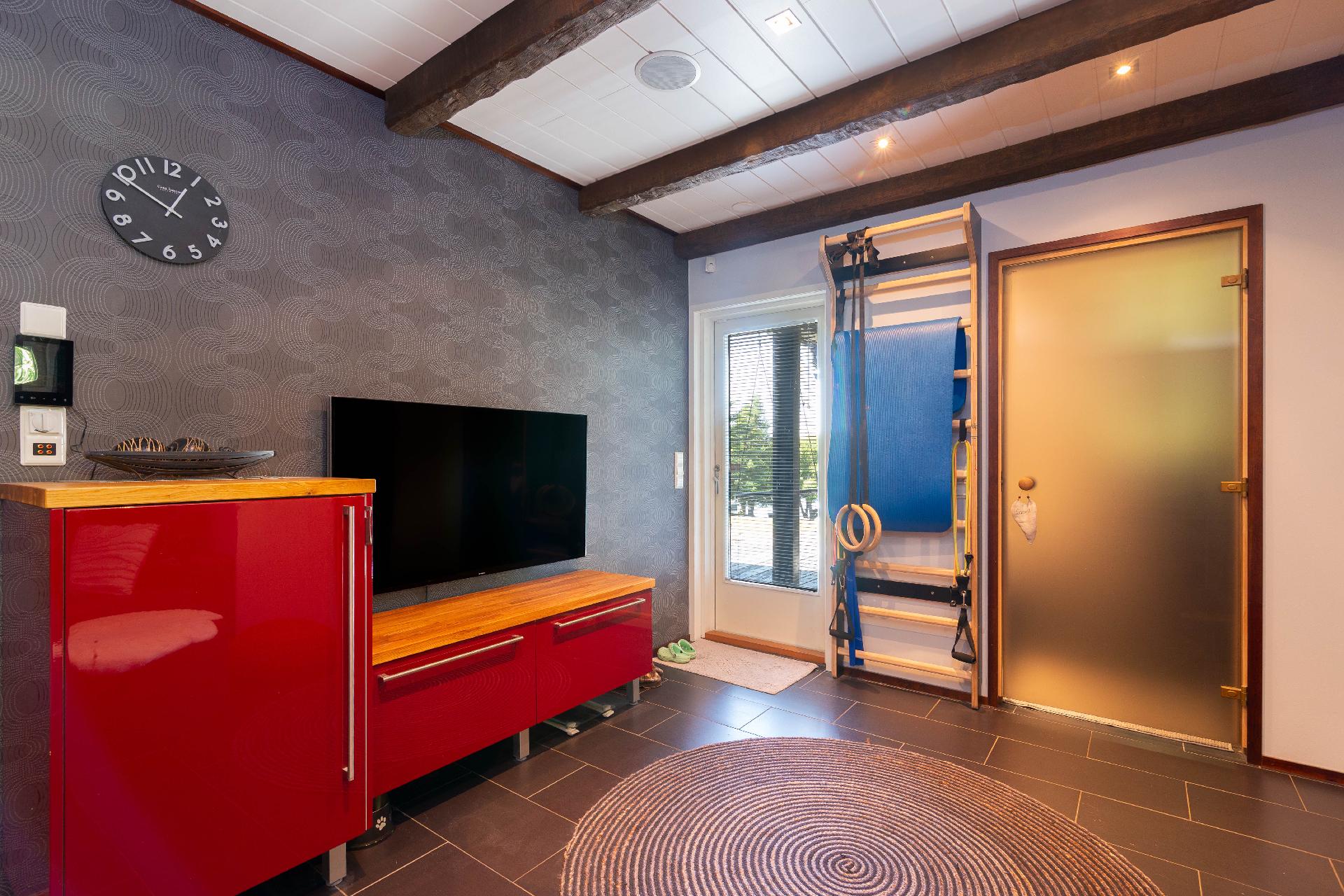 oikealla käynti suihkuhuoneeseen, vasemmalla grillikatokseen