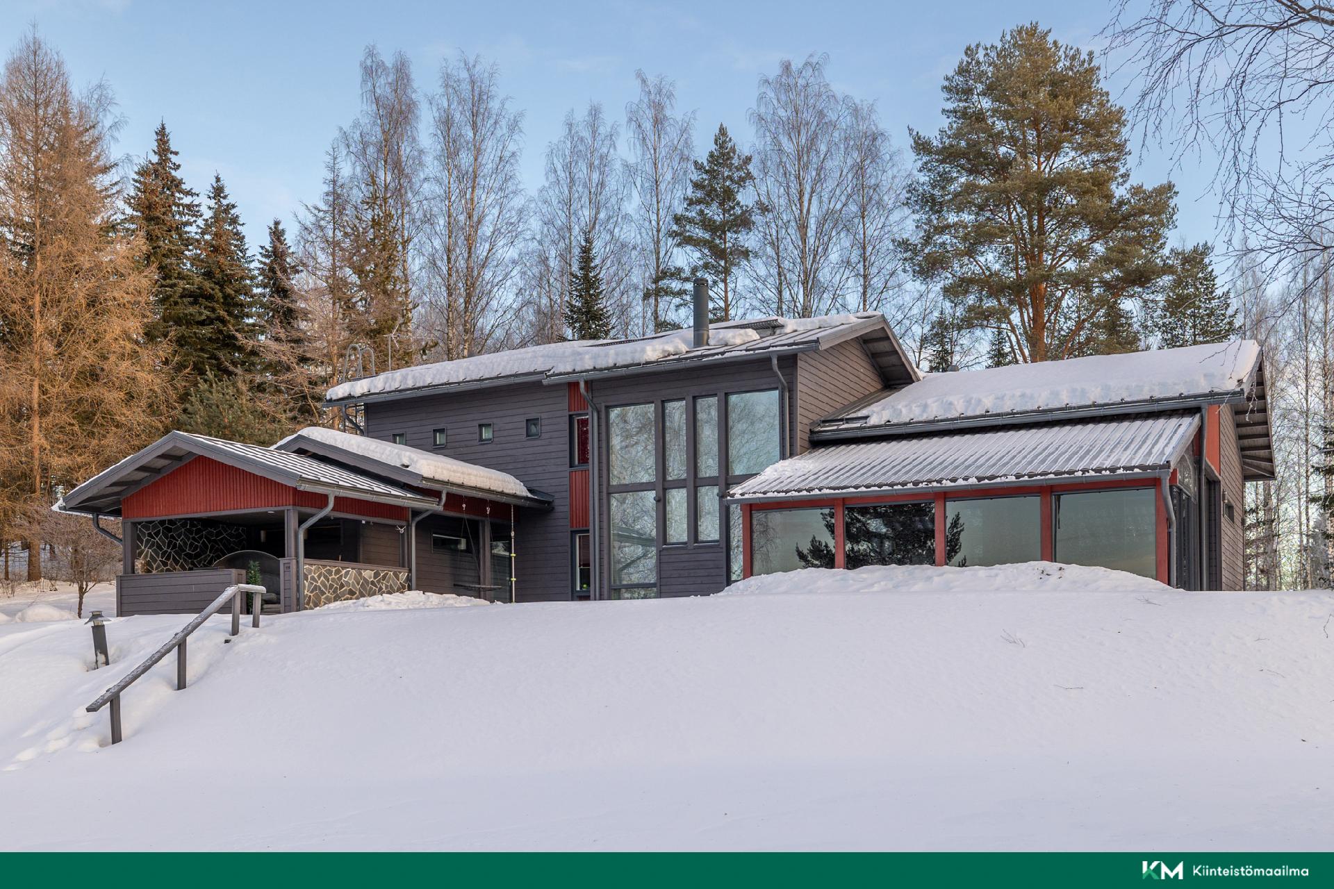 Saimaalta katsottuna vasemmalla grillikatos  ja oikealla lasitettu terassi