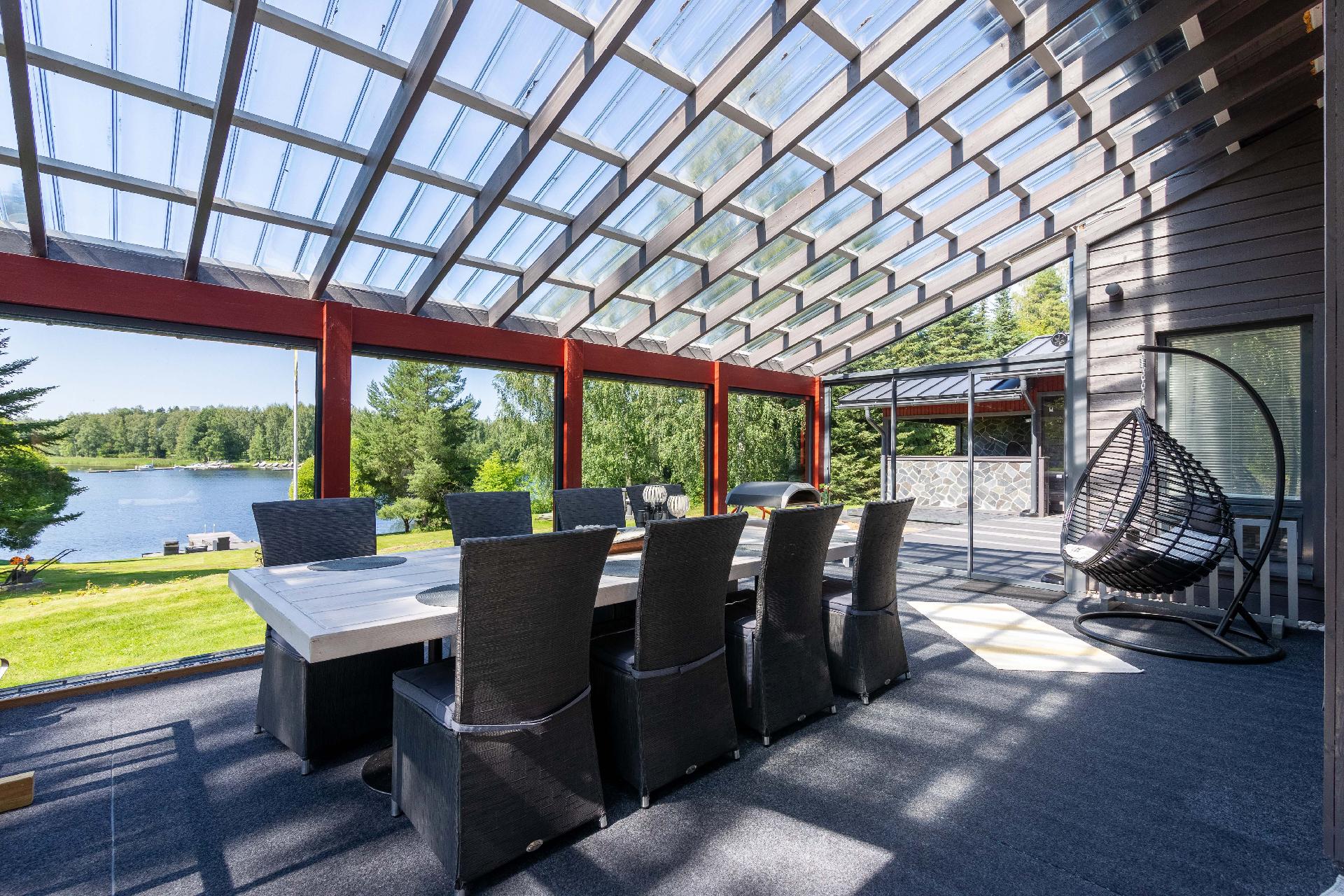 Kesäolohuone eli lasitettu terassi