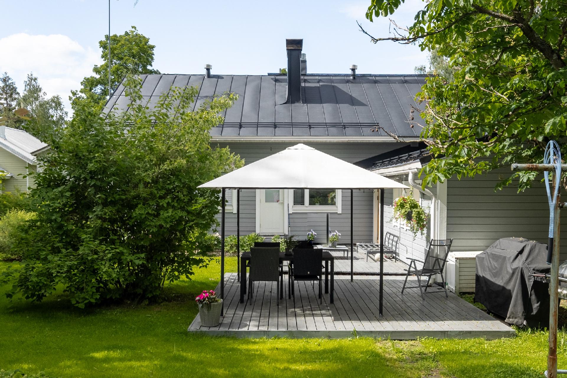 Olohuoneesta ja kodinhoitohuoneesta on käynti terassille