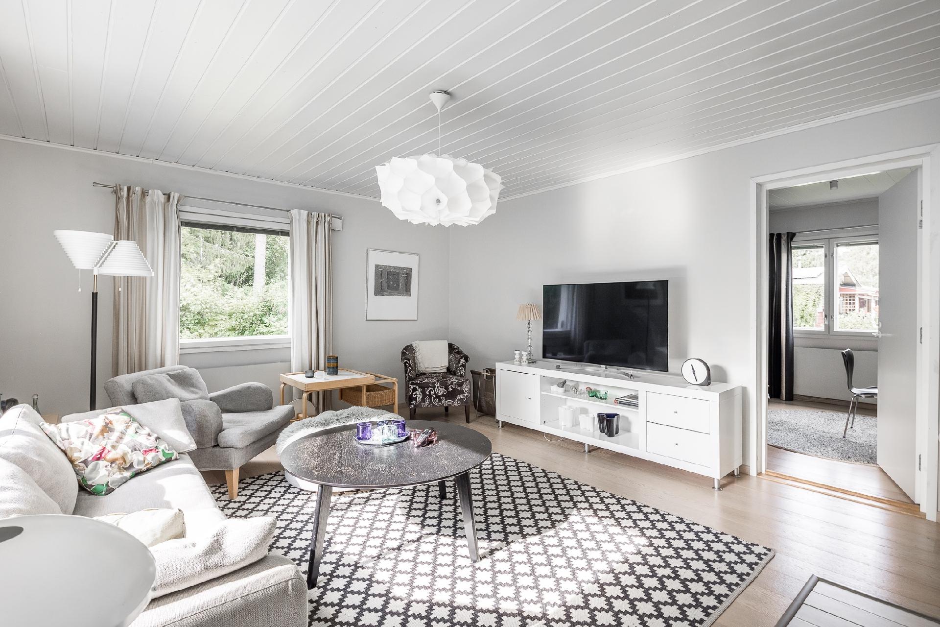 Tilava ja valoisa olohuone