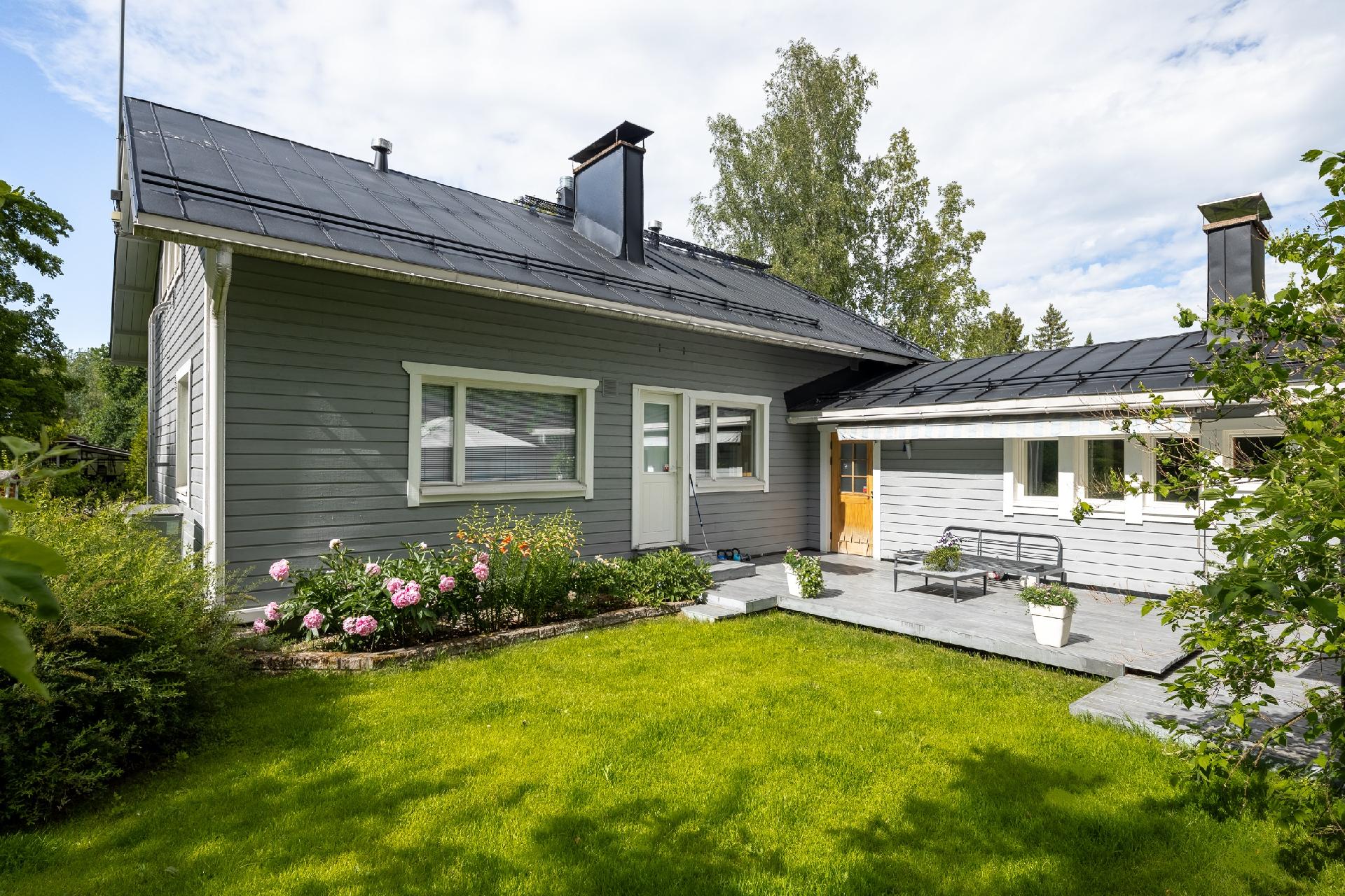 Julkisivu sisäpihan puolelta