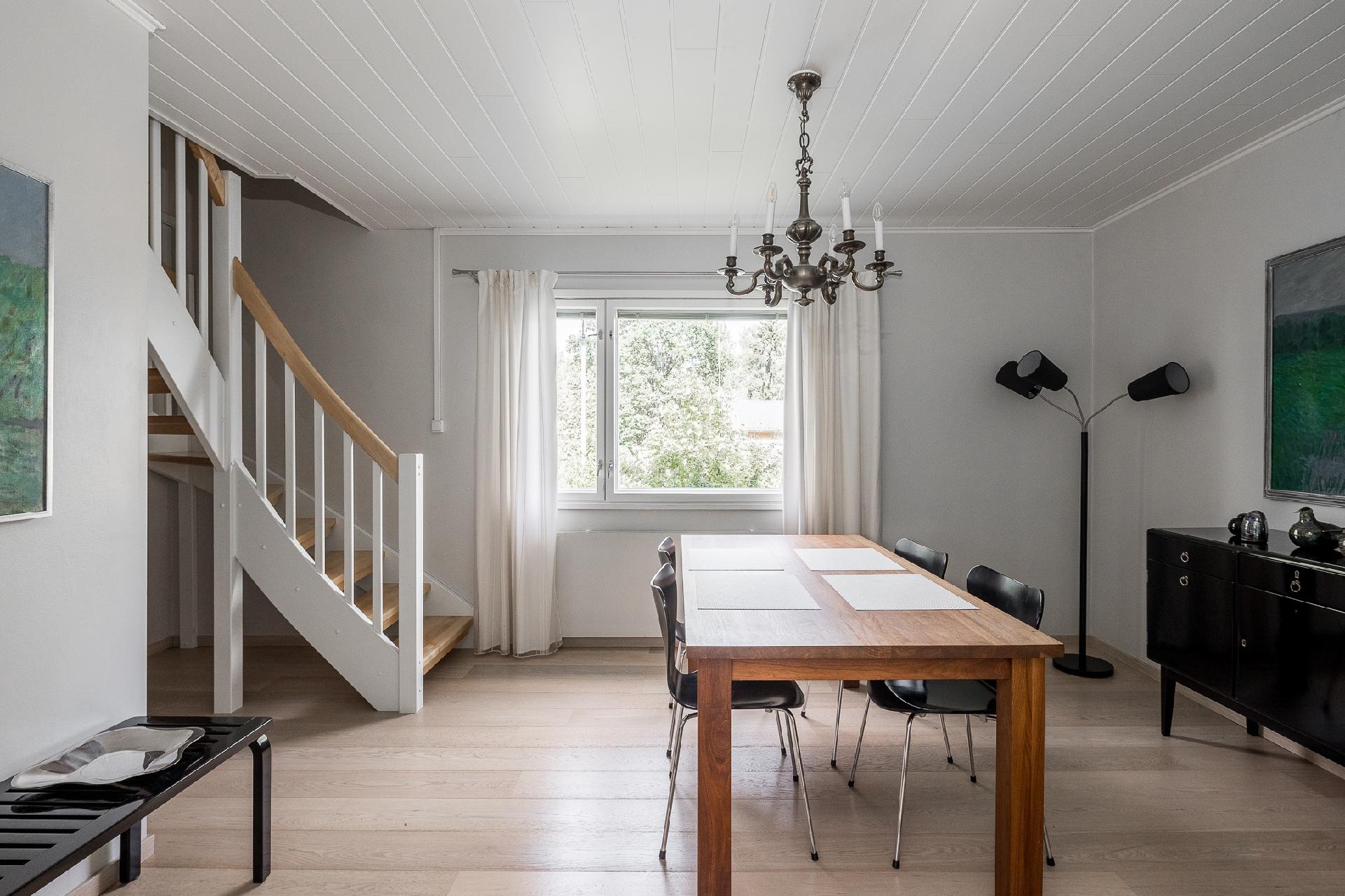 Ruokailutila, josta portaat yläkertaan