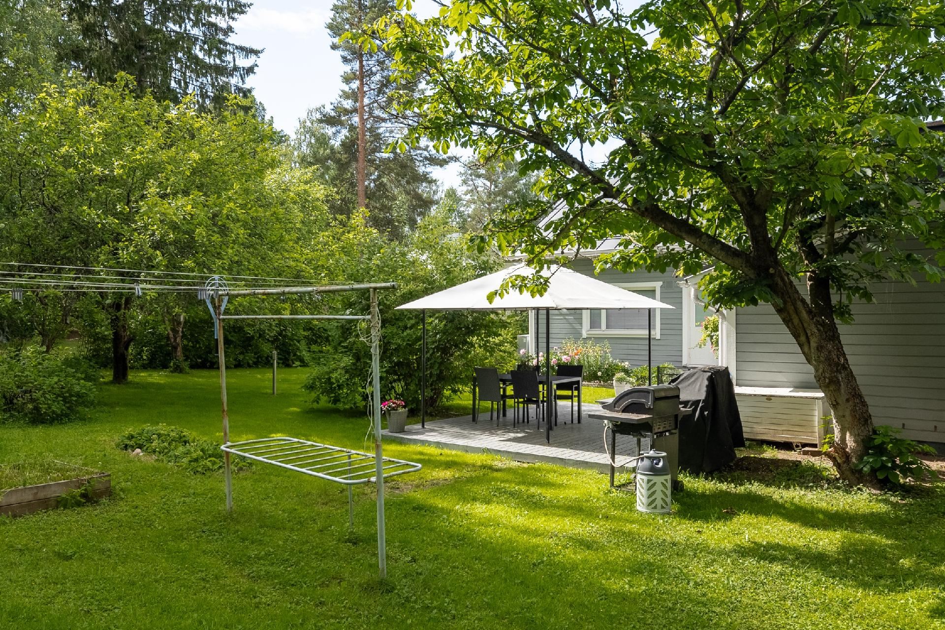 Terassi ja piha-aluetta