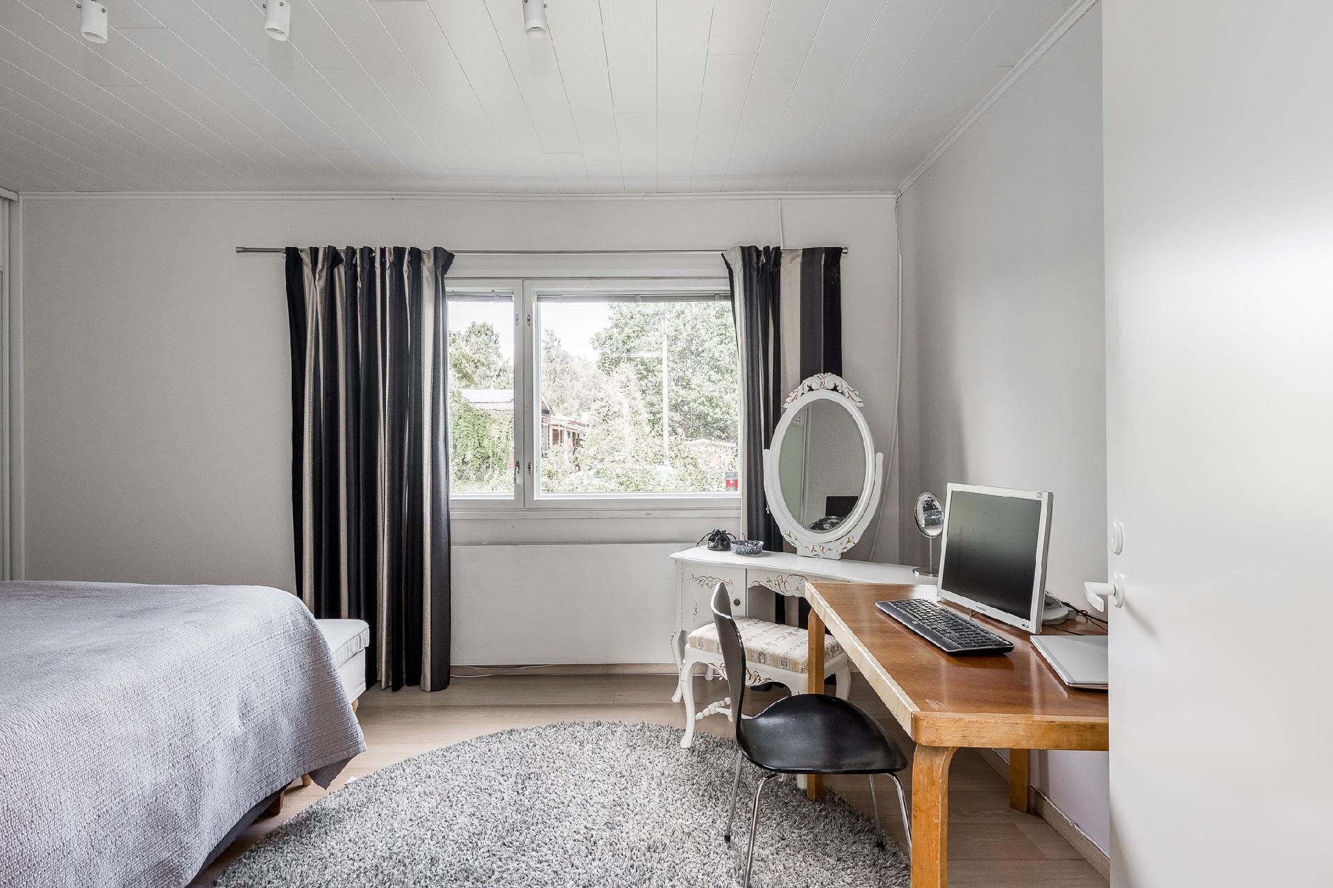 Alakerran iso makuuhuone