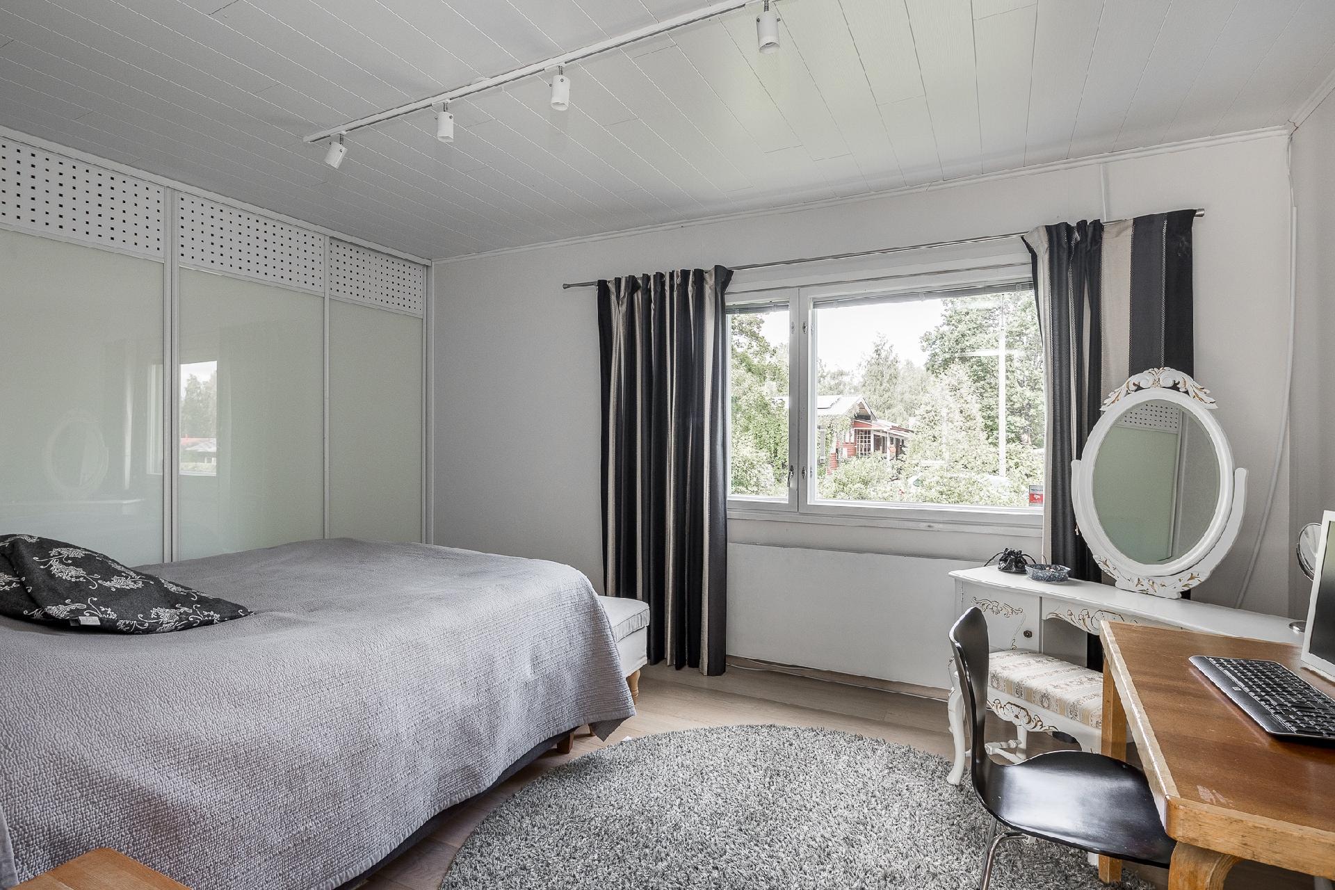 Alakerran makuuhuone