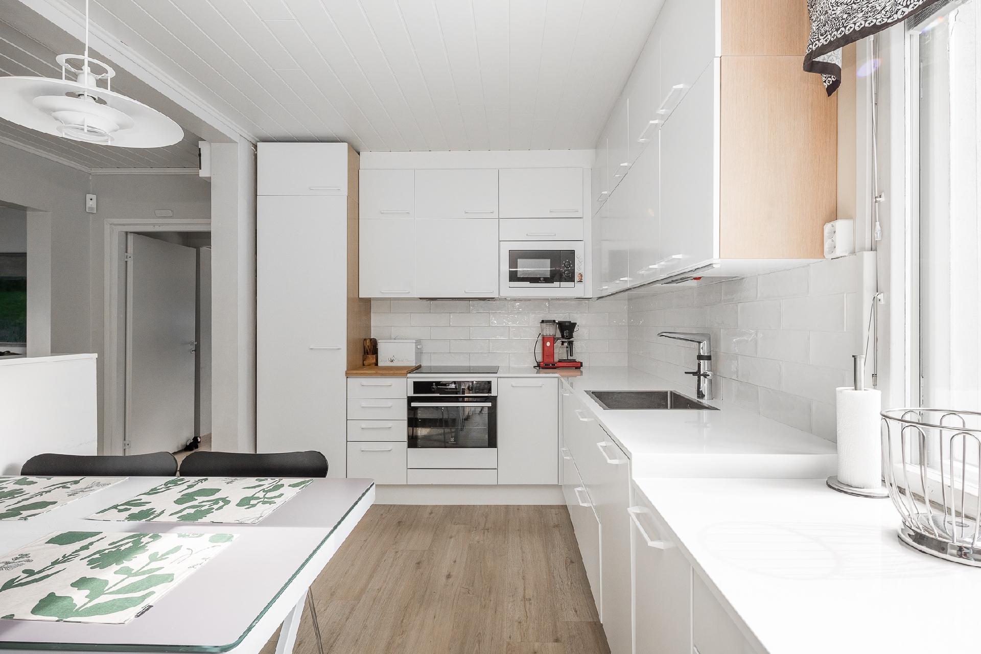 Keittiössä hyvin kaappi- ja laskutilaa