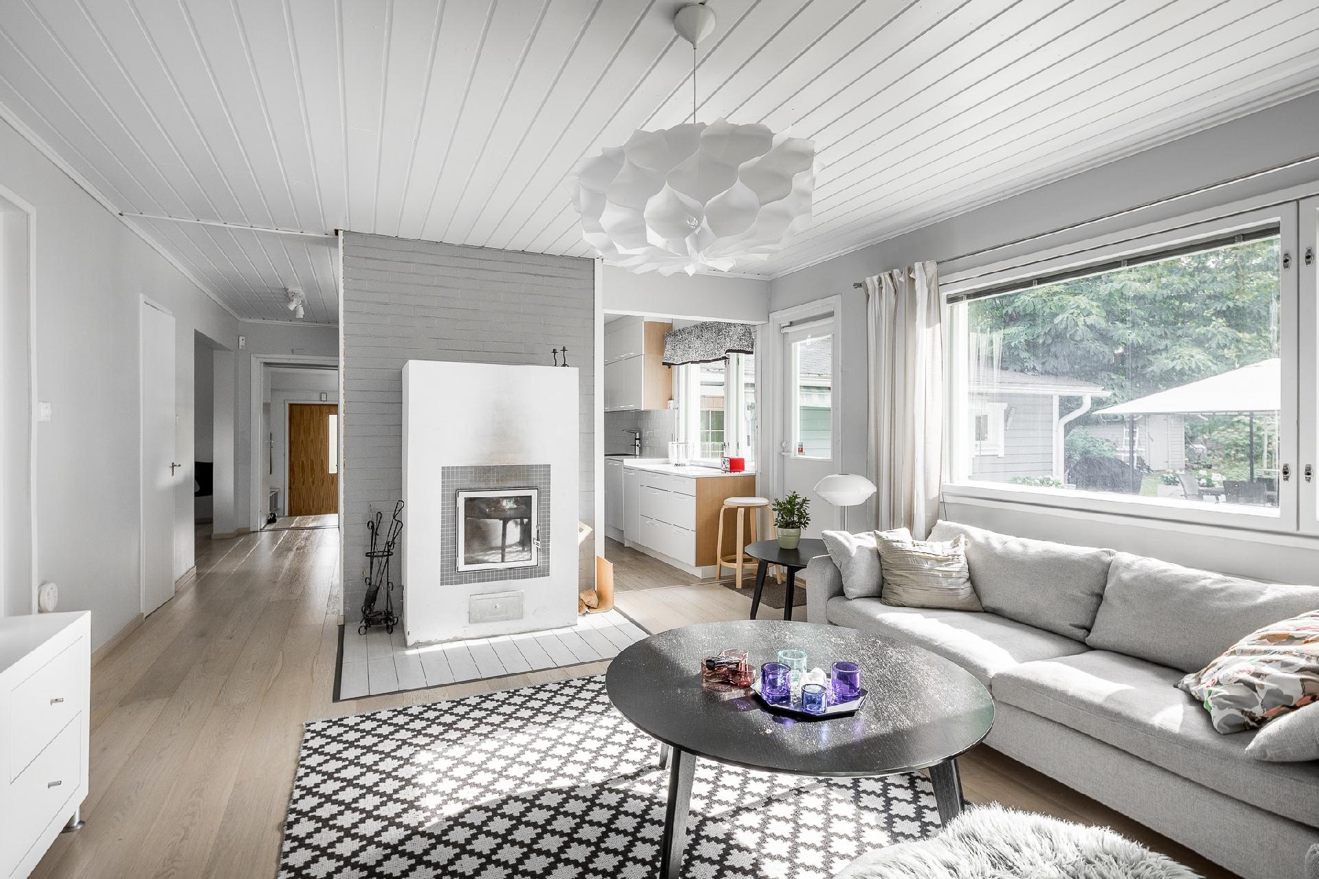 Olohuoneessa varaava takka