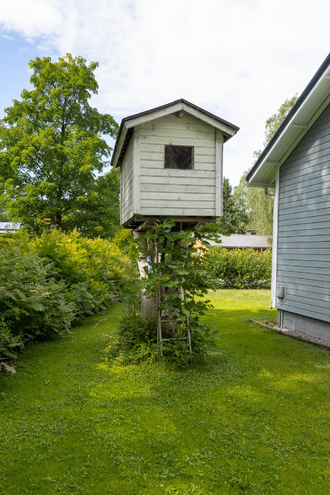 Pihalta löytyy myös maja lapsille
