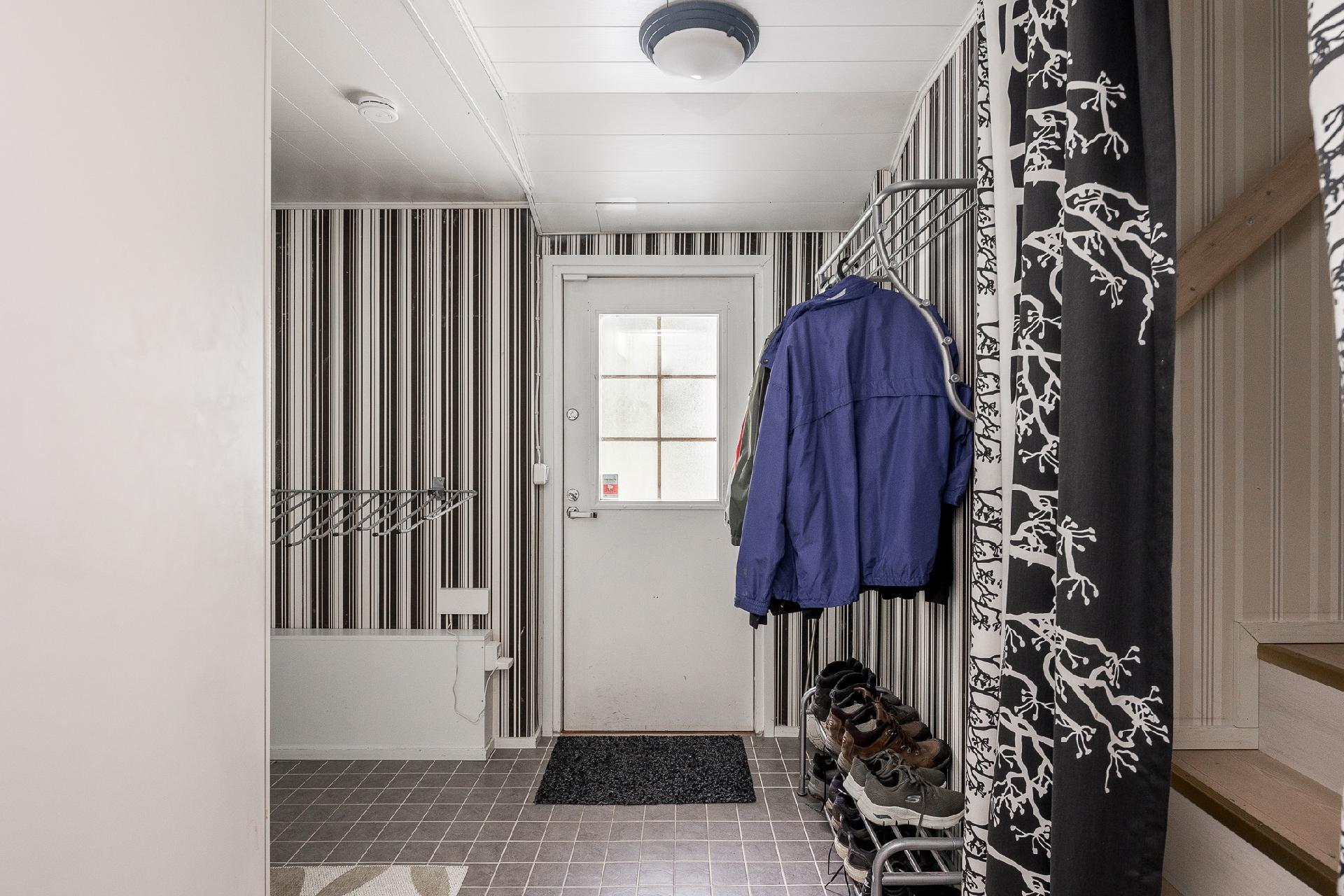 Kodinhoitohuoneesta käynti ulos