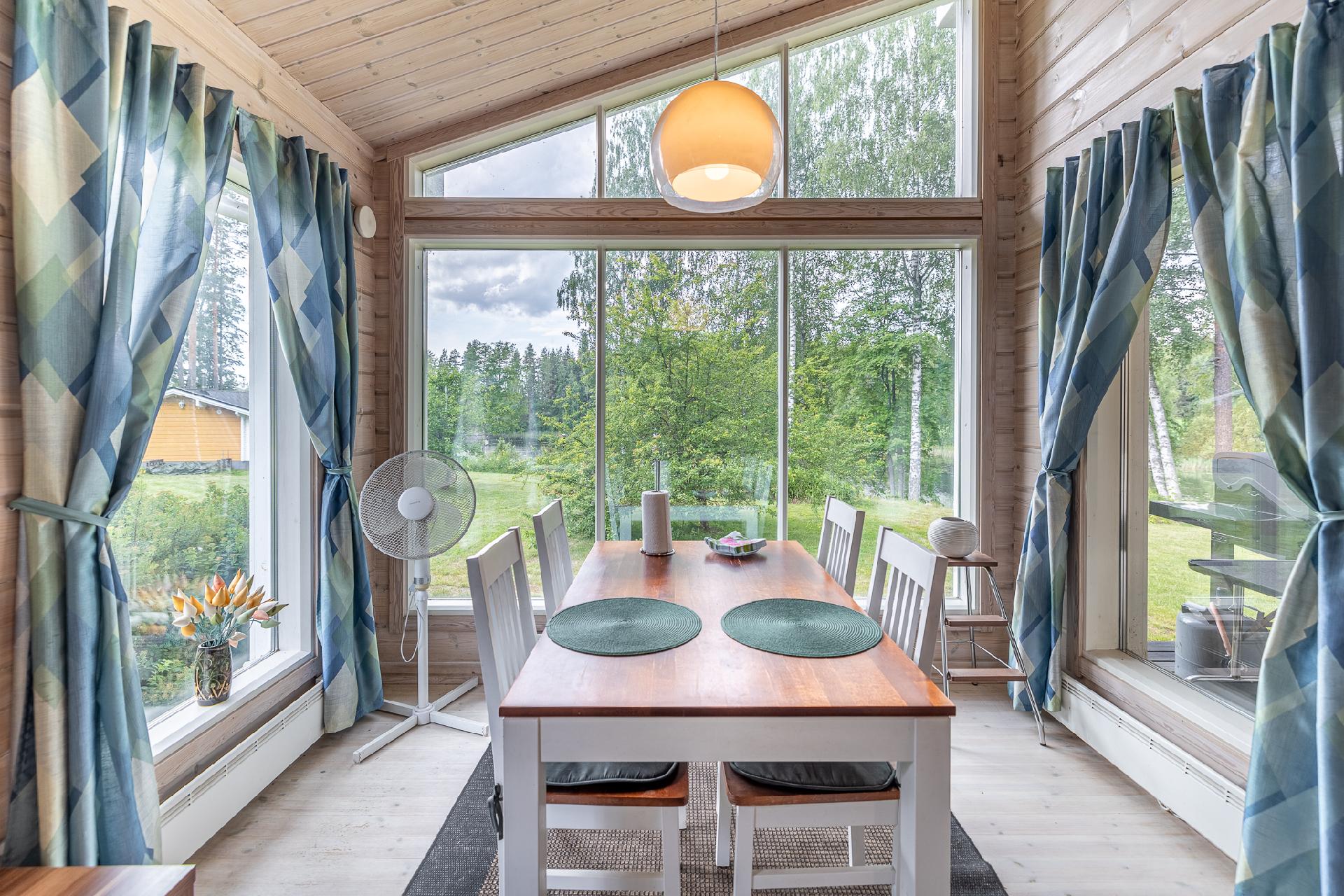 Ruokailutilasta avautuu näkymät pihalle