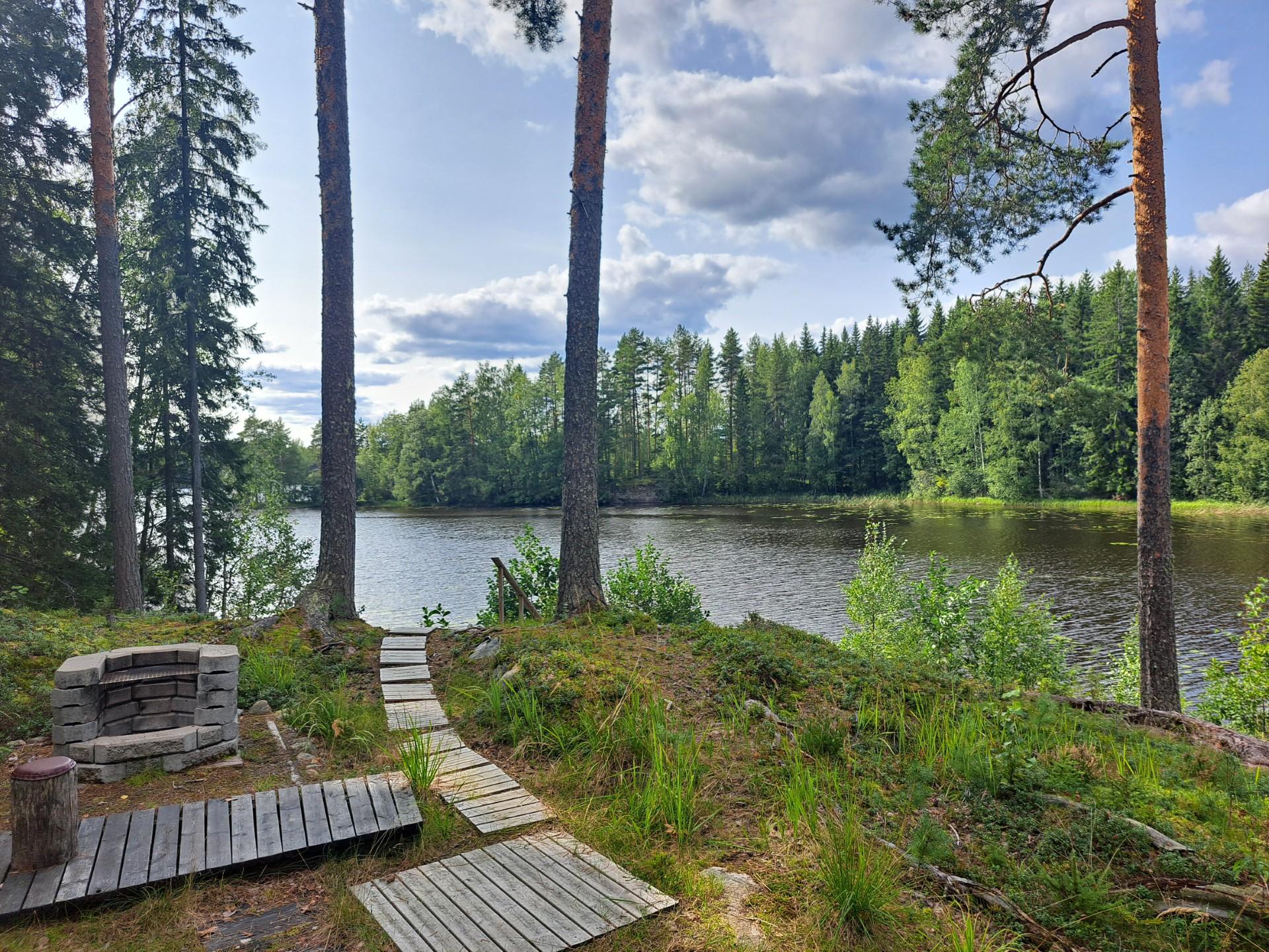 Näkymää rantasaunalta järvelle