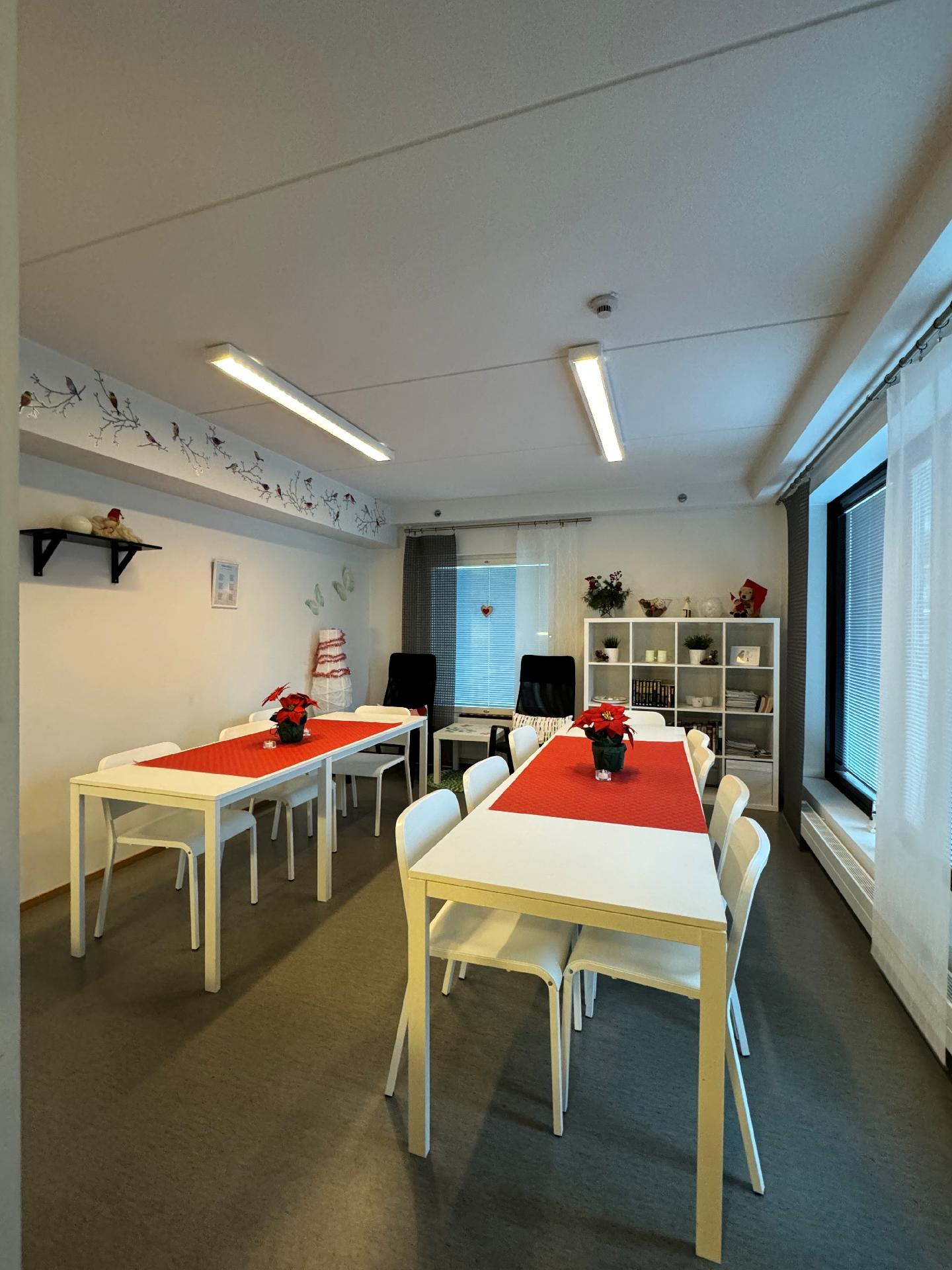 Taloyhtiöllä kerhohuone, jota voi varata omaan käyttöön