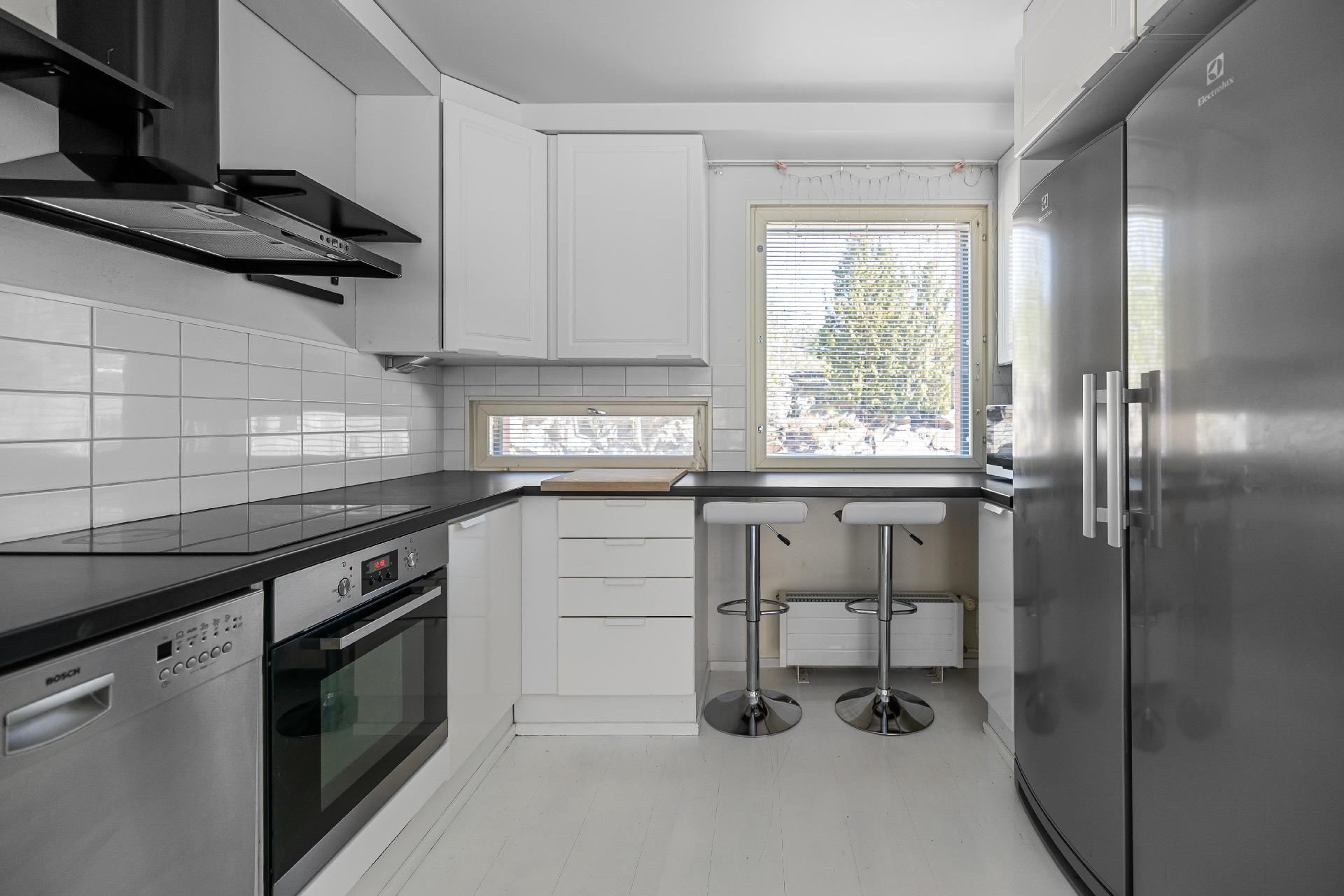 Keittiössä on runsaasti säilytys- ja laskutilaa