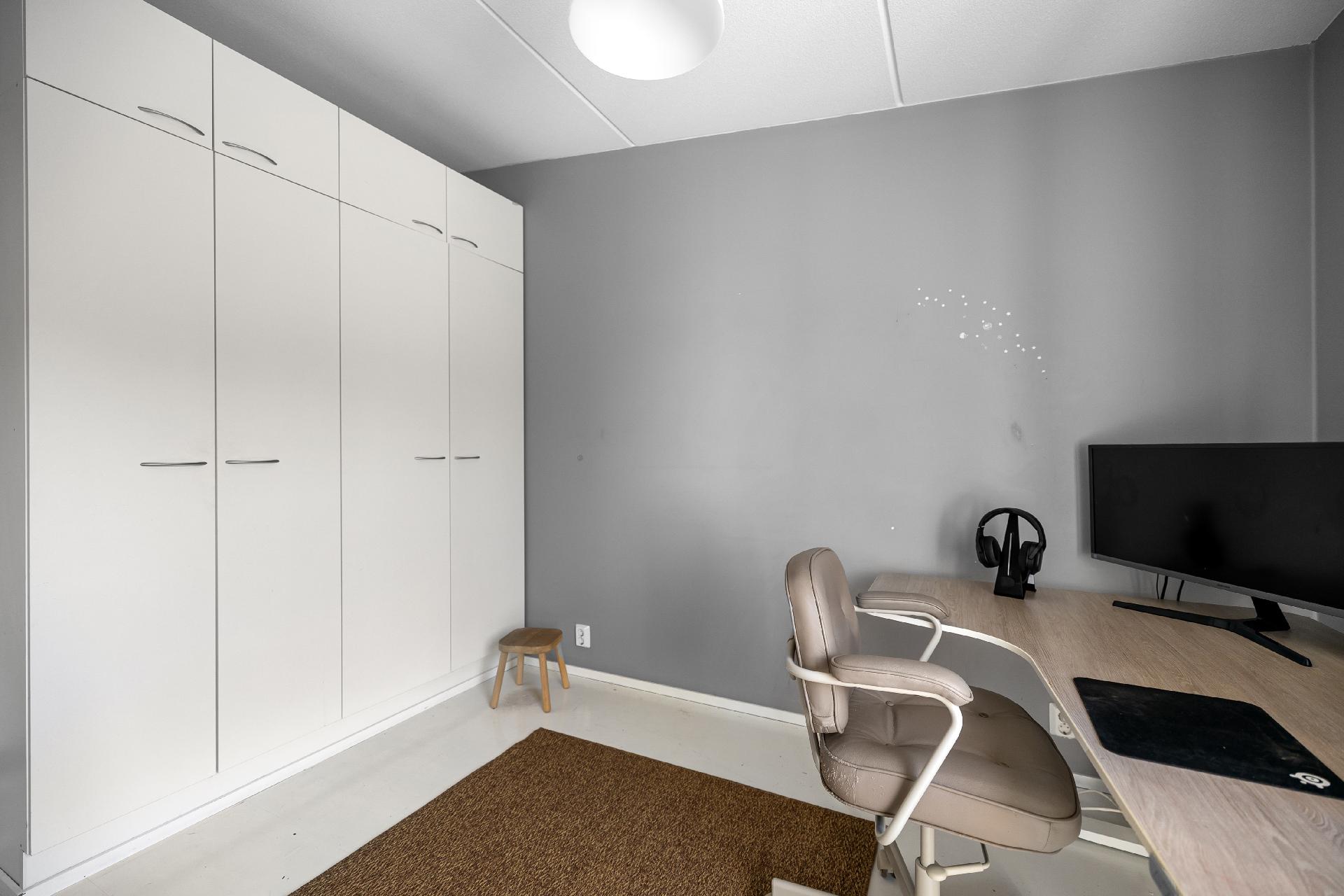 Makuuhuoneessa on hyvin säilytystilaa