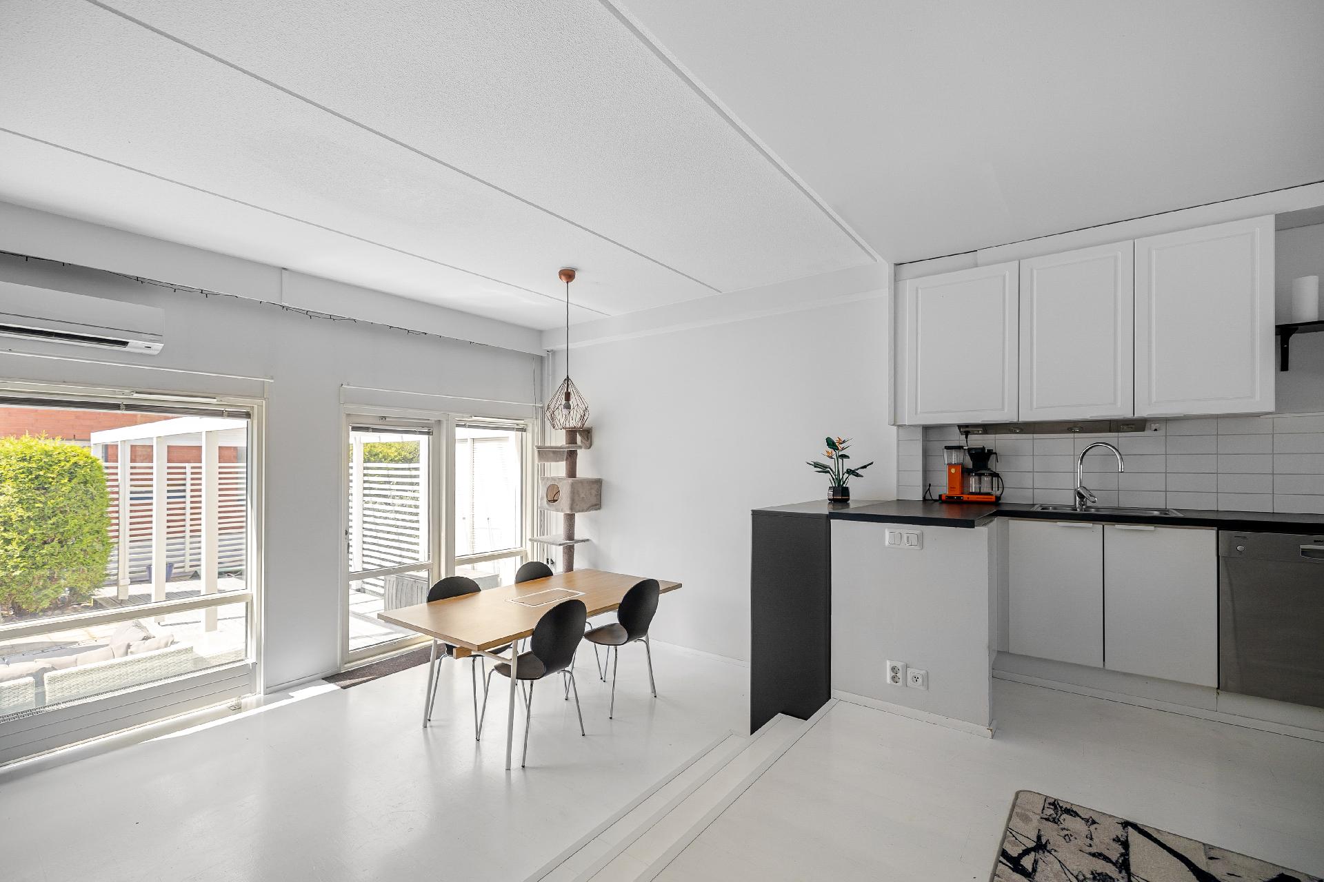 Keittiö ja olohuone ovat avaraa yhtenäistä tilaa