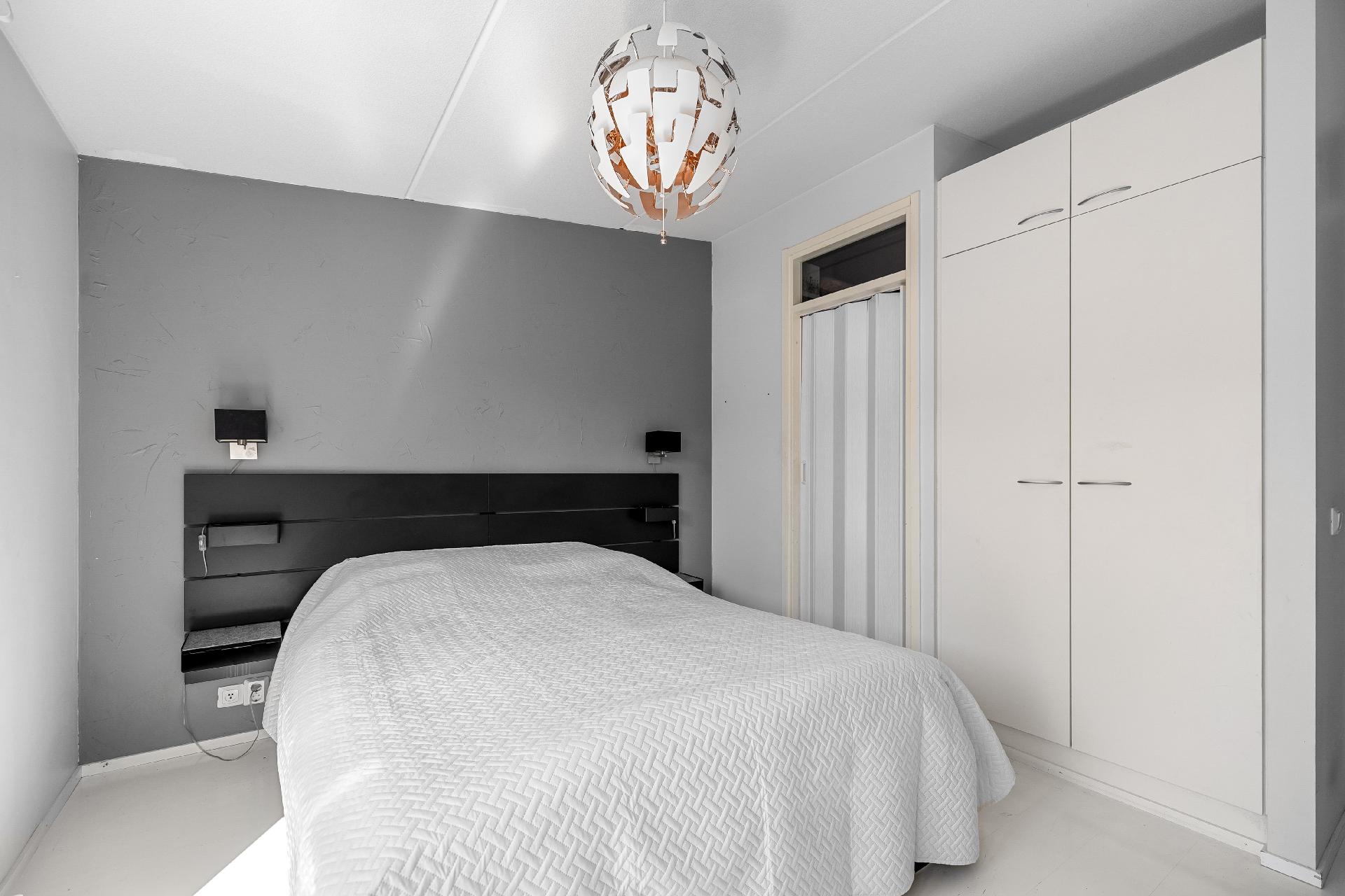 Makuuhuoneen yhteydessä on myös vaatehuone