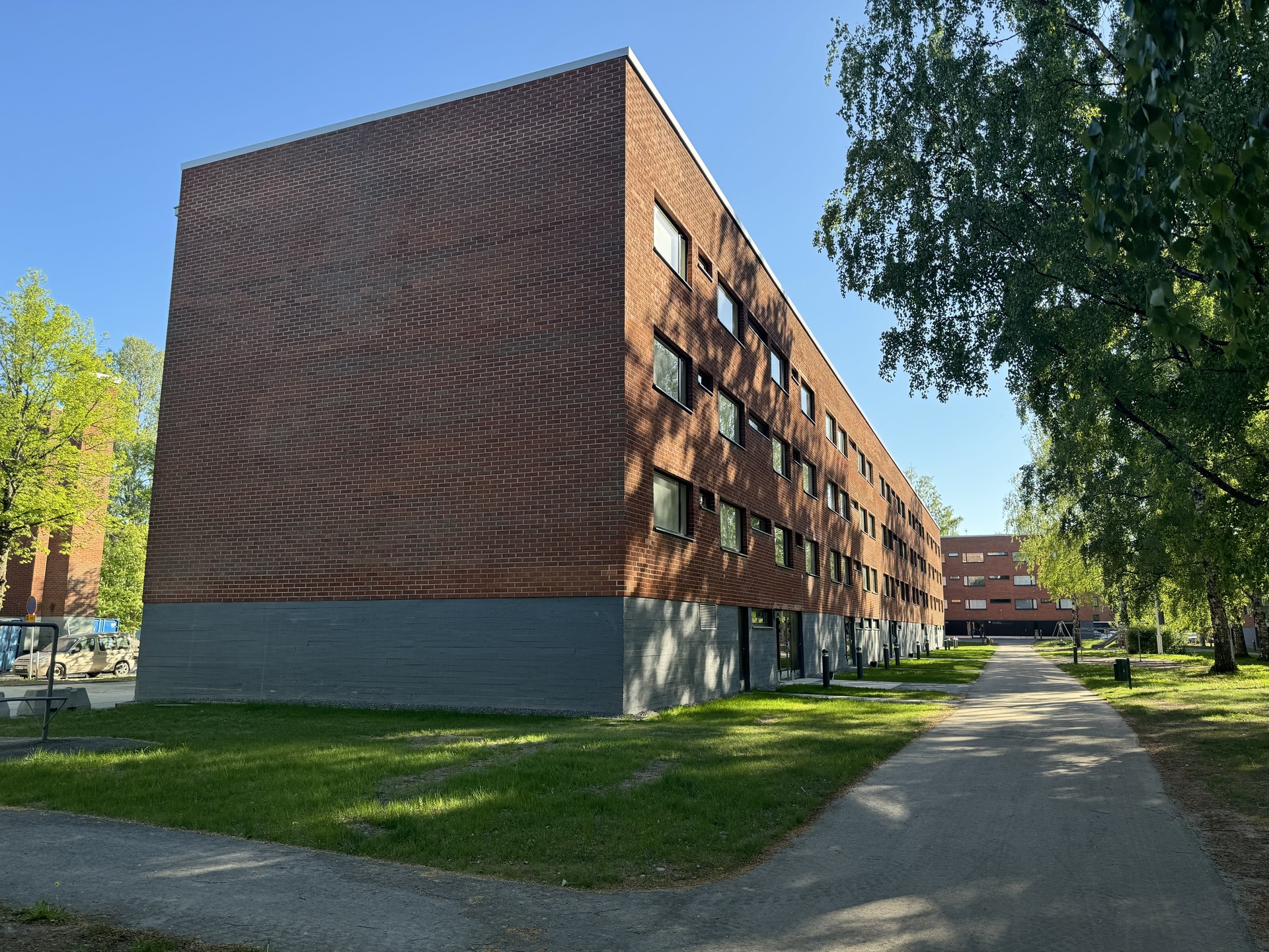 Julkisivu on korjattu ja myös ikkunat on uusittu