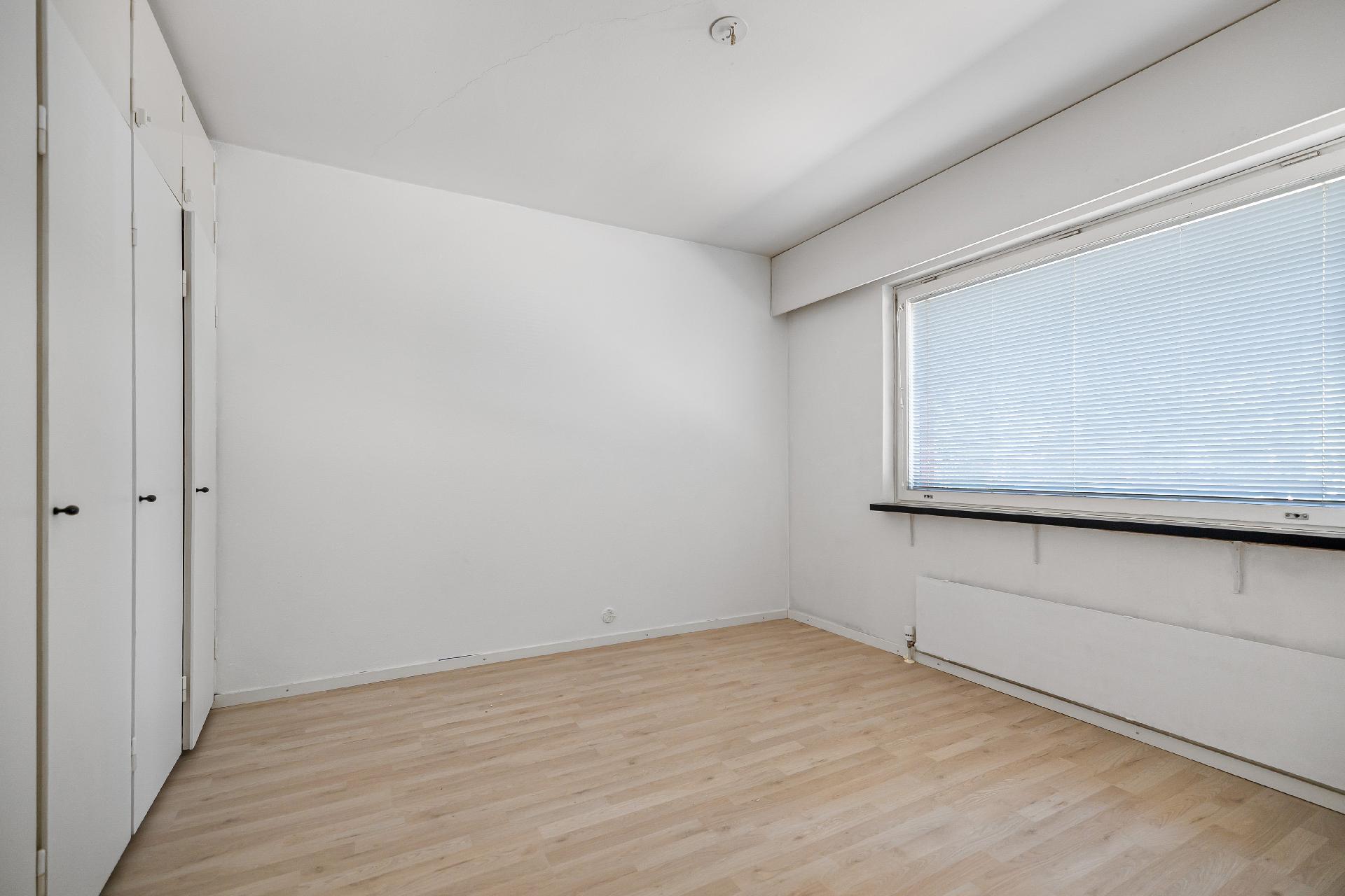 Makuuhuoneessa kaapistot