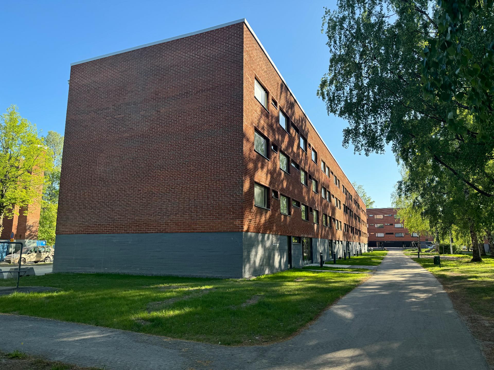 Julkisivu on korjattu ja myös ikkunat on uusittu