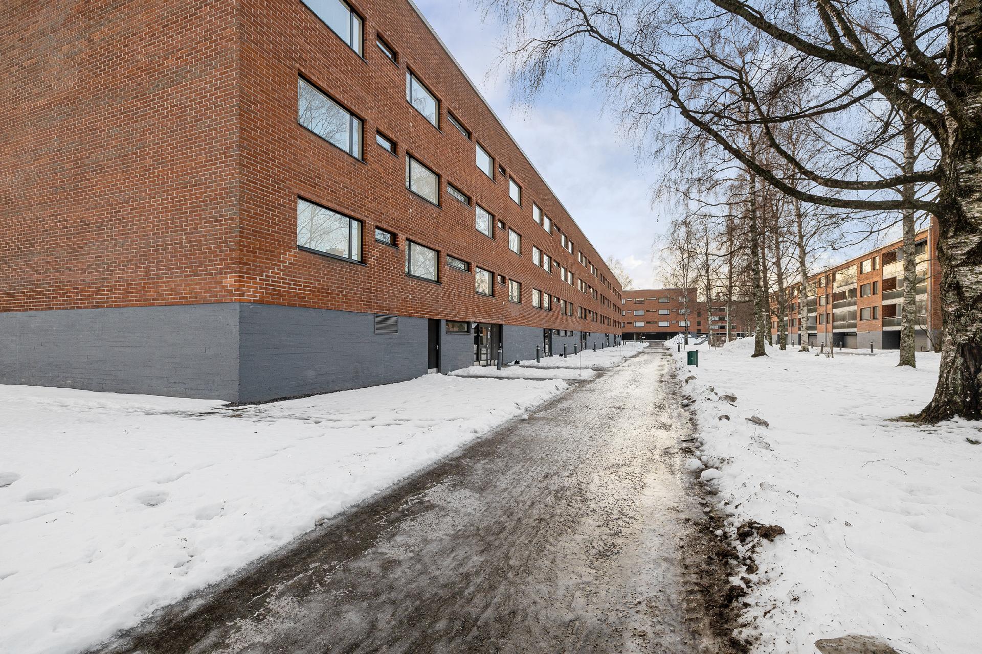 Julkisivu on korjattu ja myös ikkunat on uusittu