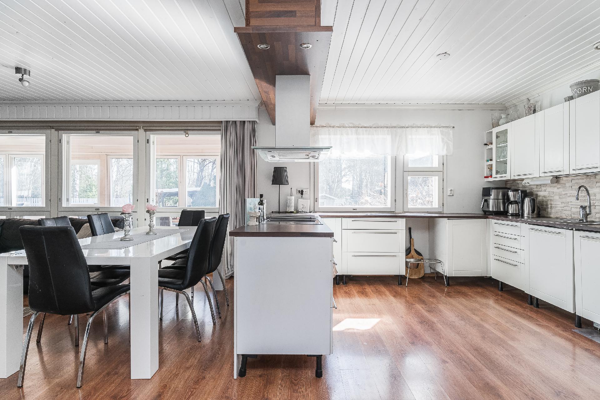 Keittiö-ruokailutila