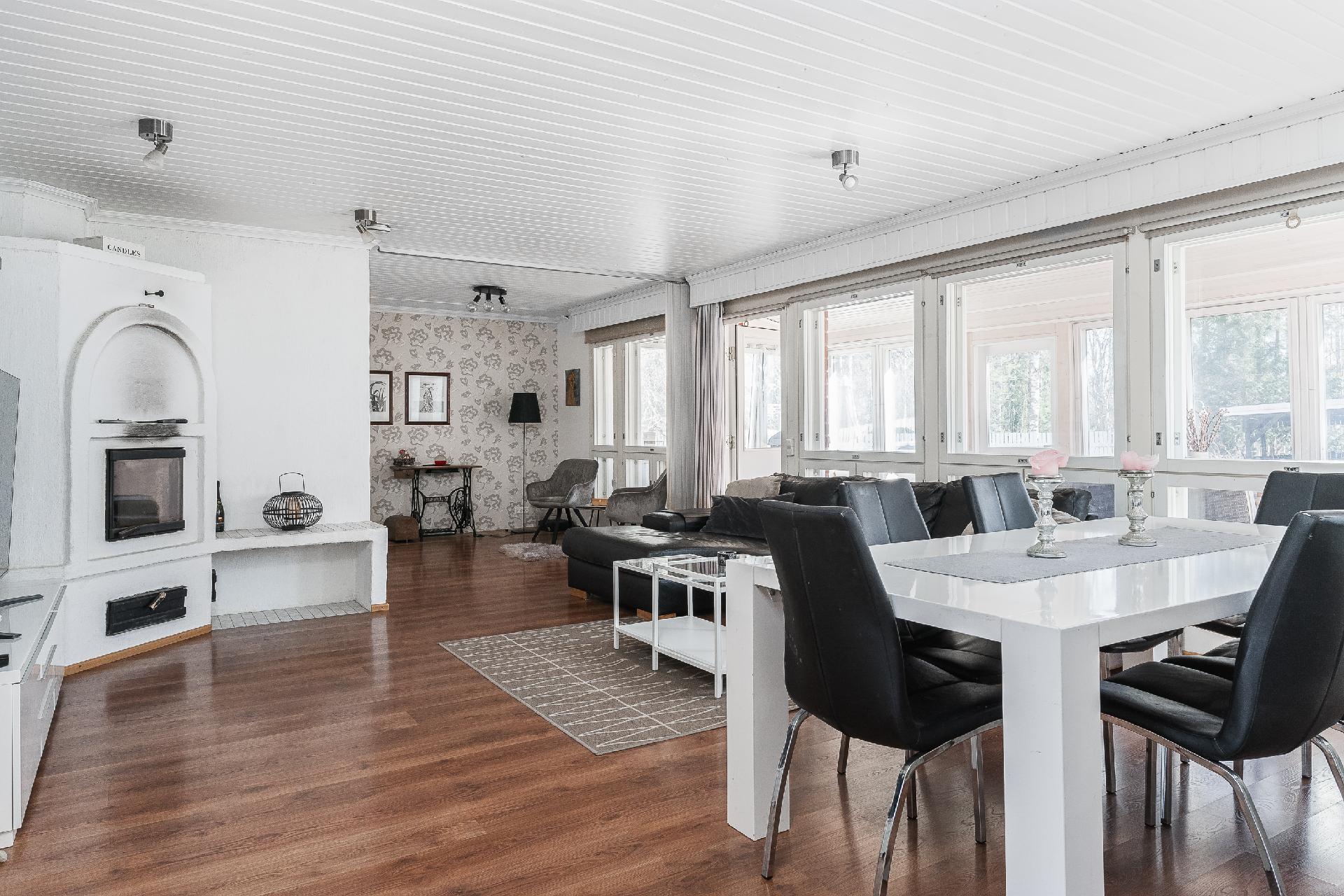 Ruokailutila-olohuone