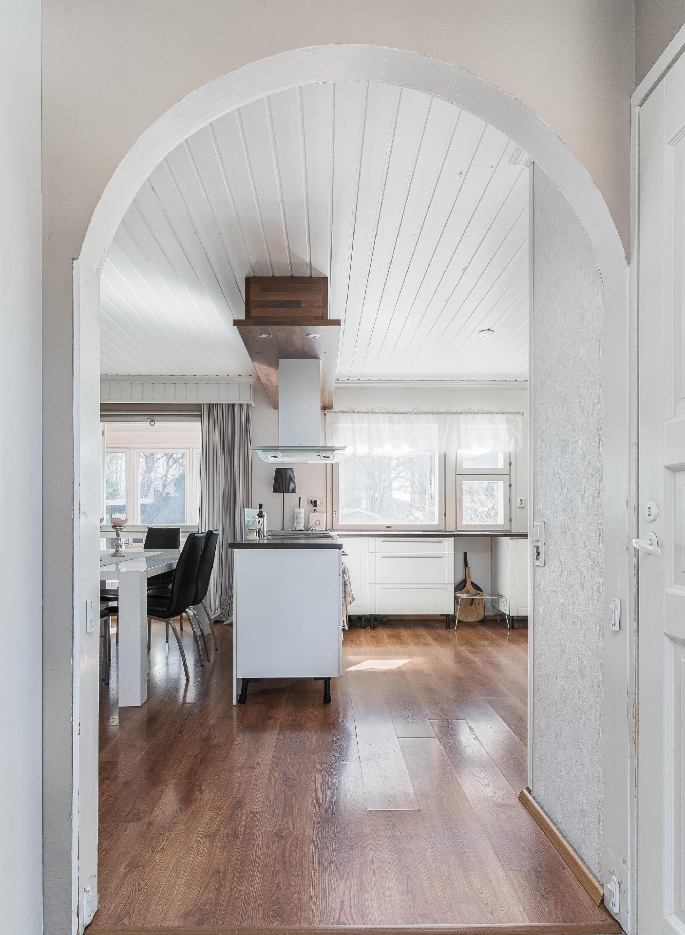 Eteisestä keittiöön