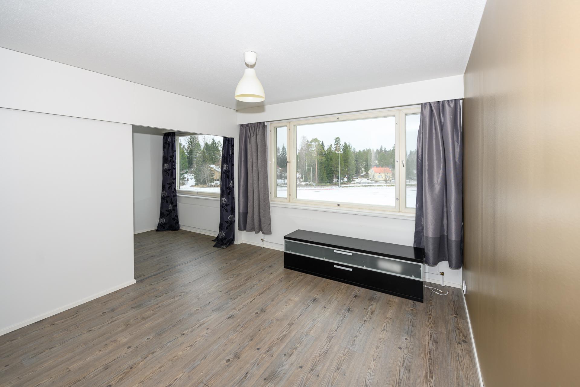 Suuret ikkunat tuovat kotiin kauniisti valoa. 