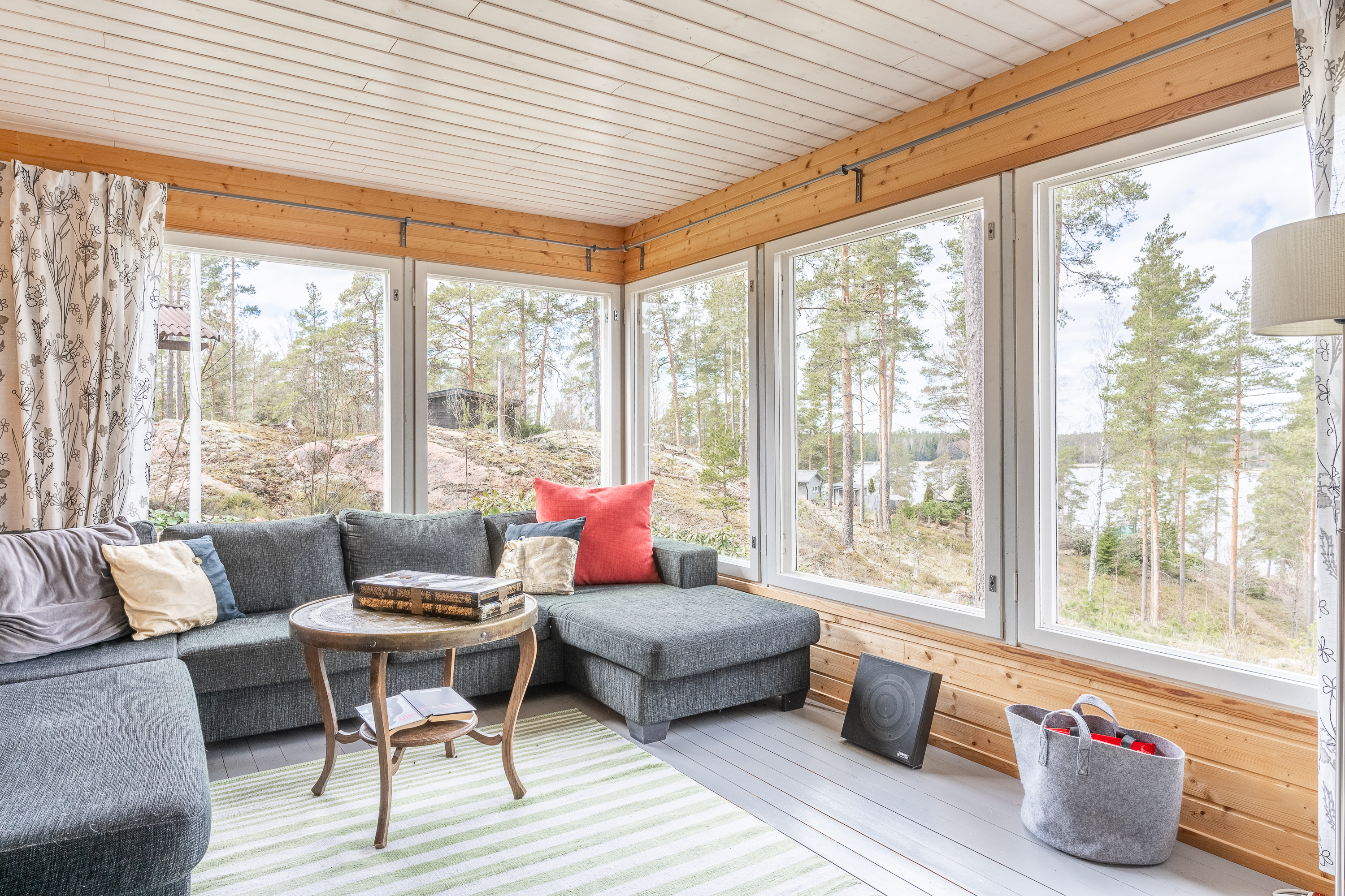 Päämökin tuvan näkymät