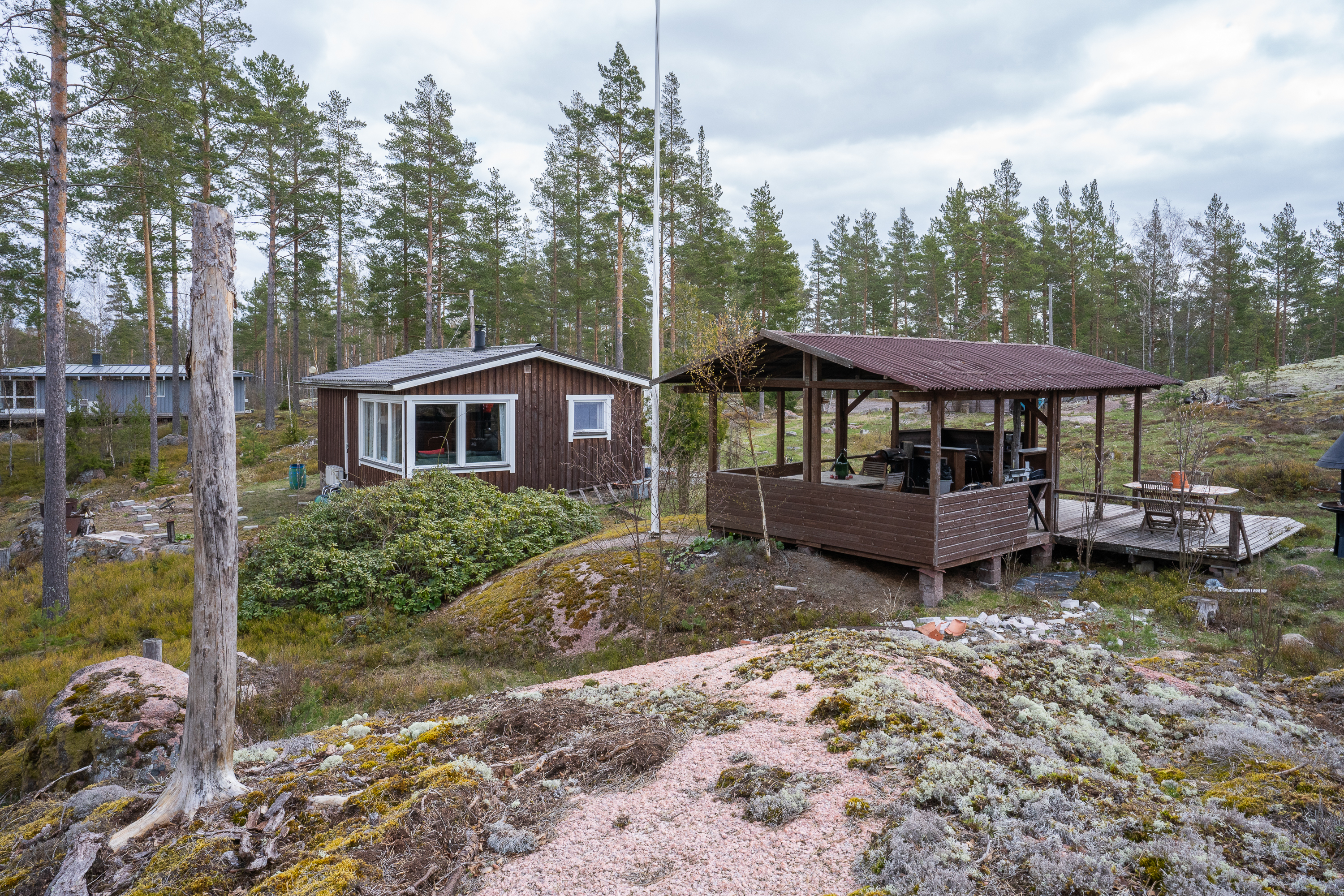 Päämökki ja grillikatos