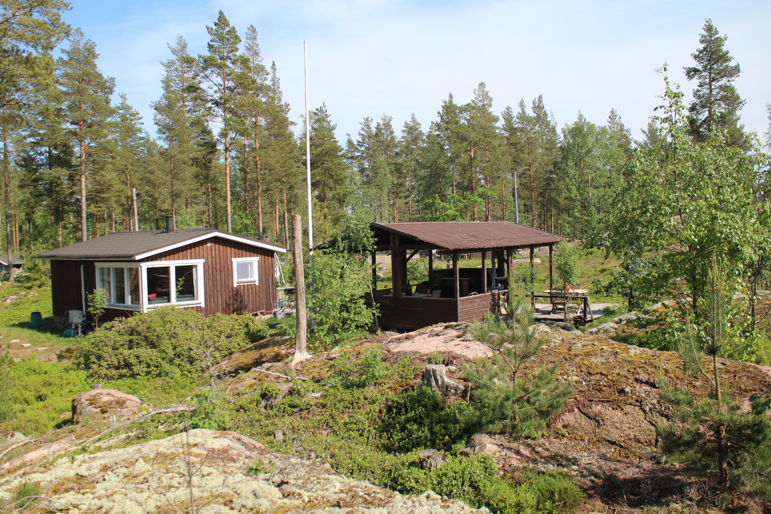 Mökki ja grillikatos kesällä