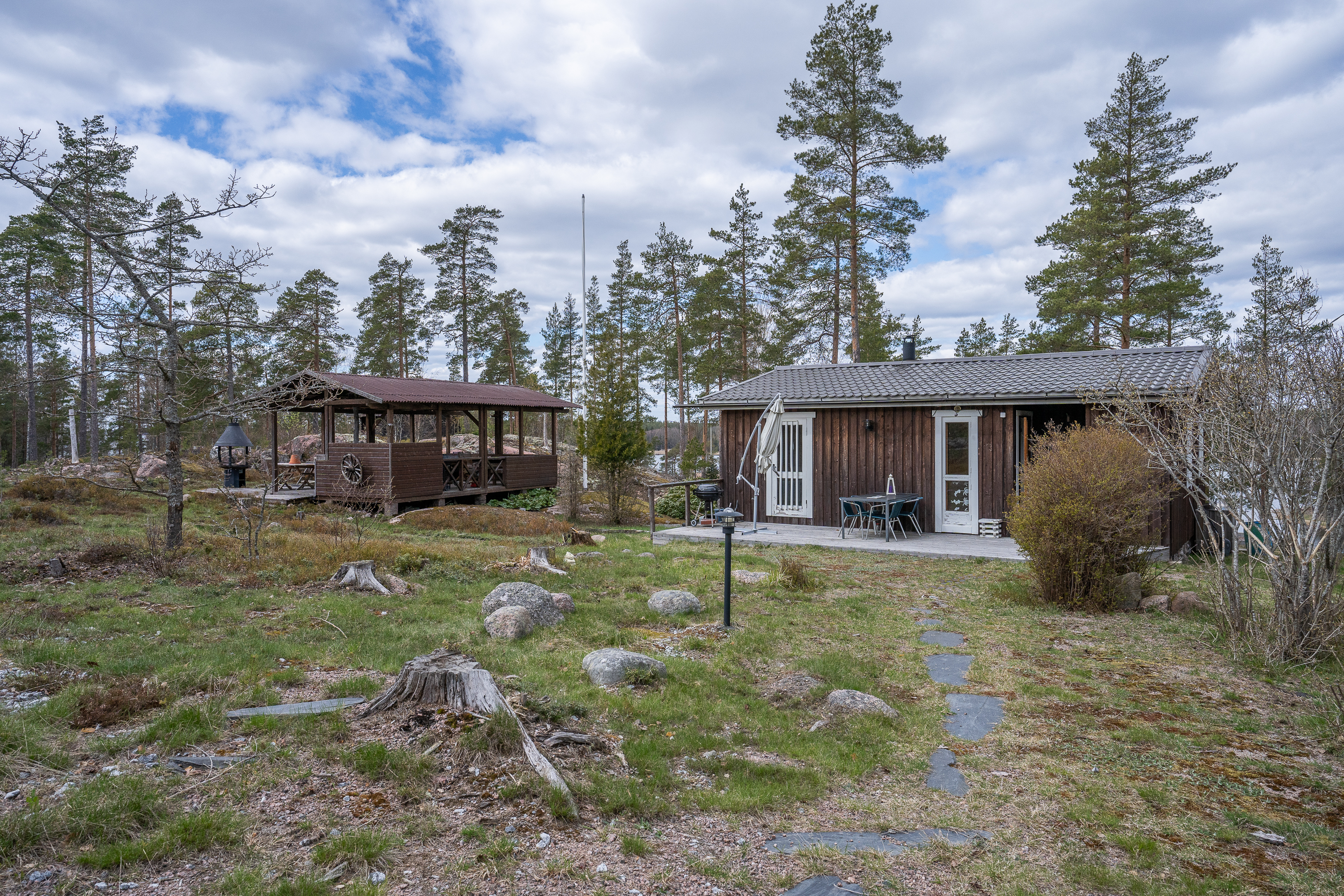 Päämökki ja grillikatos keväällä