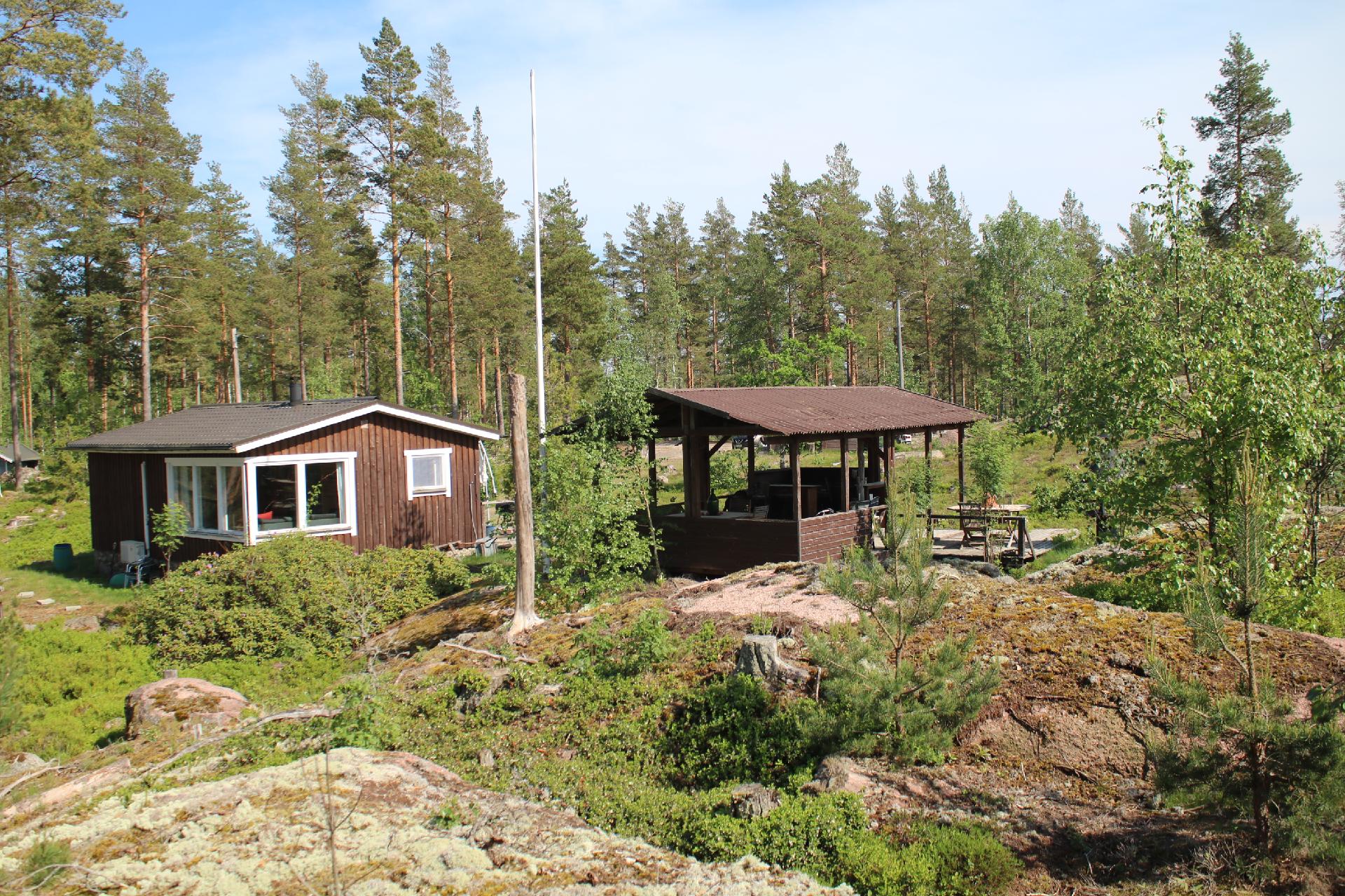 Mökki ja grillikatos kesällä