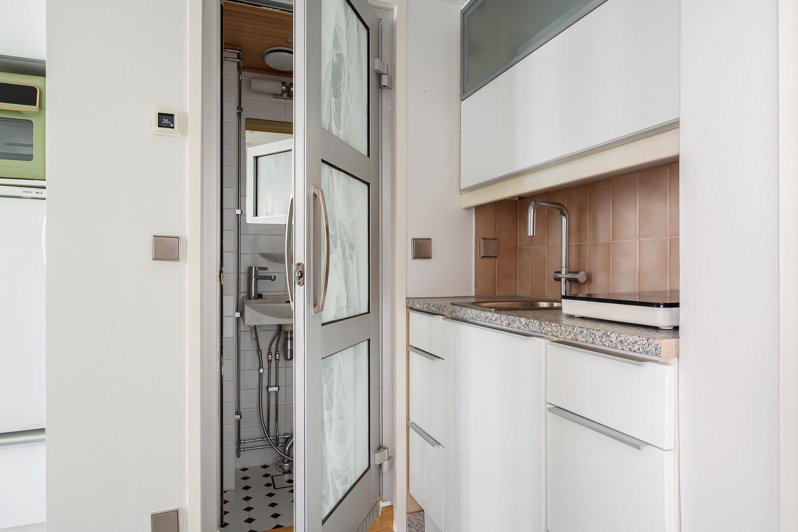 keittiötila ja ovi wessaan