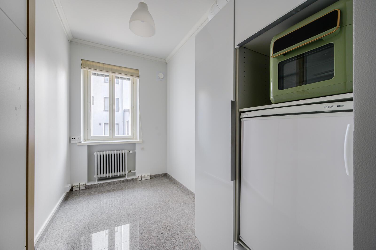 huoneessa upea, aito graniiittilattia