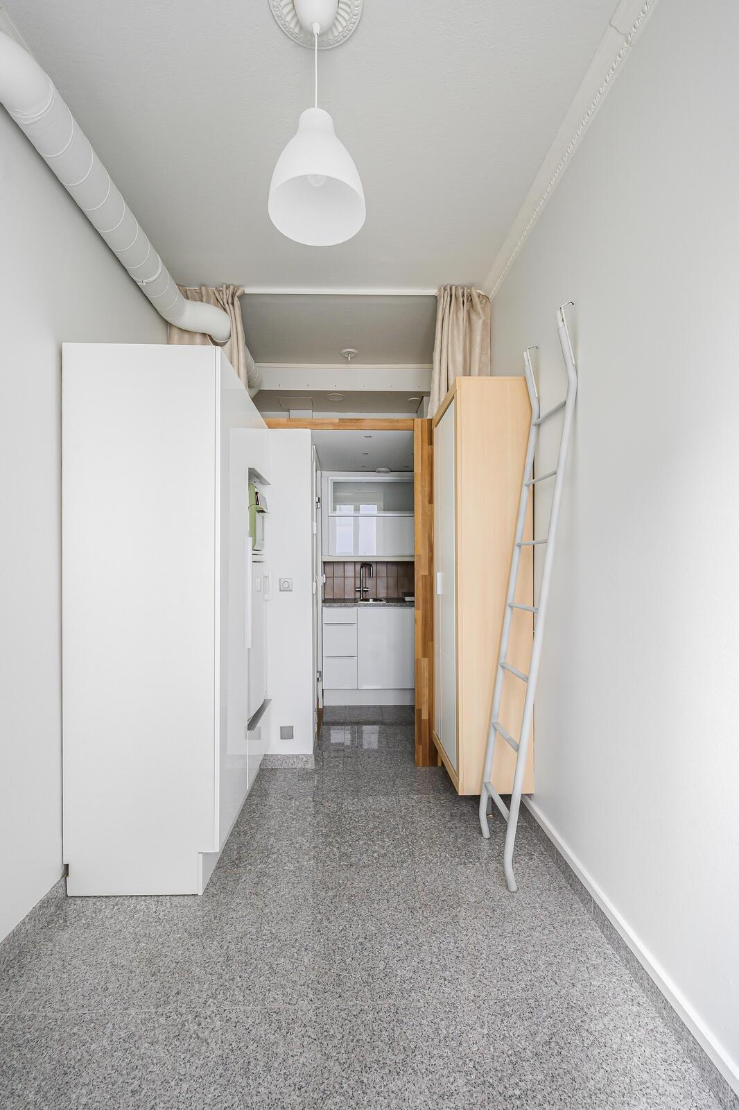 huoneesta keittiötilaan päin