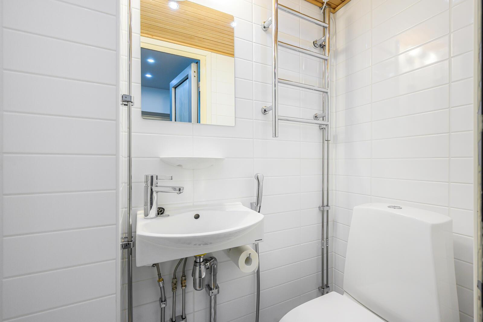 wc, pesuallas ja kuivauspatteri