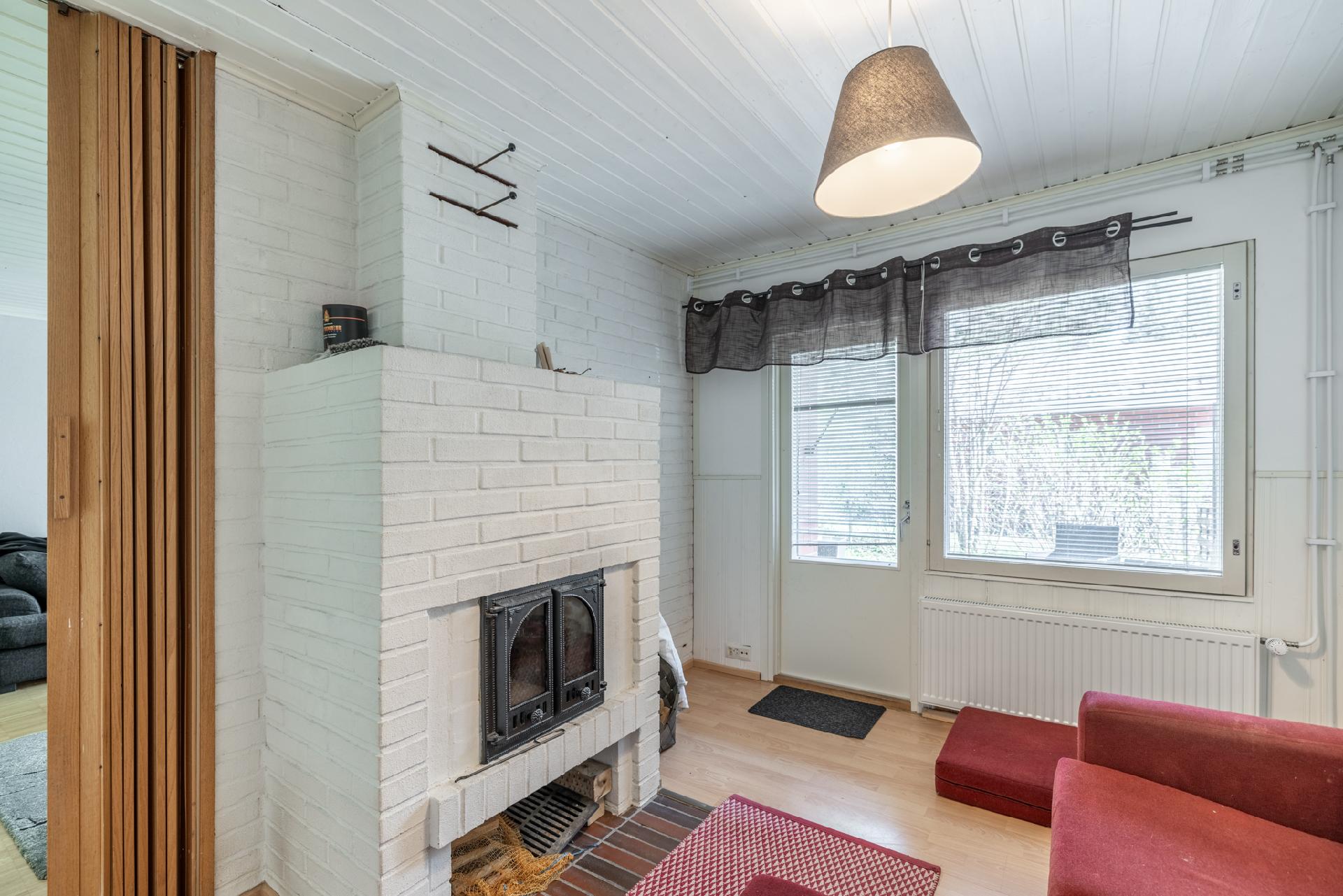 Takkahuoneesta käynti itään aukeavalle terassipihalle