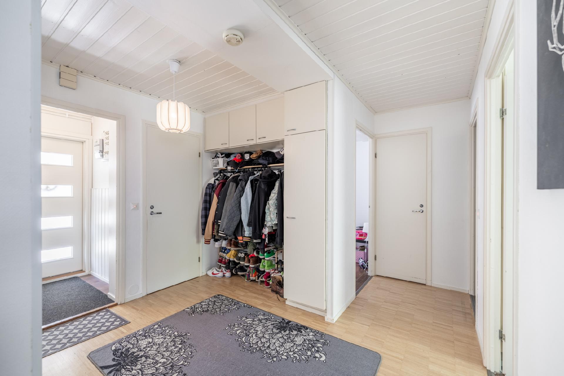 Eteisessä wc ja käynnit makuuhuoneisiin sekä keittiöön.