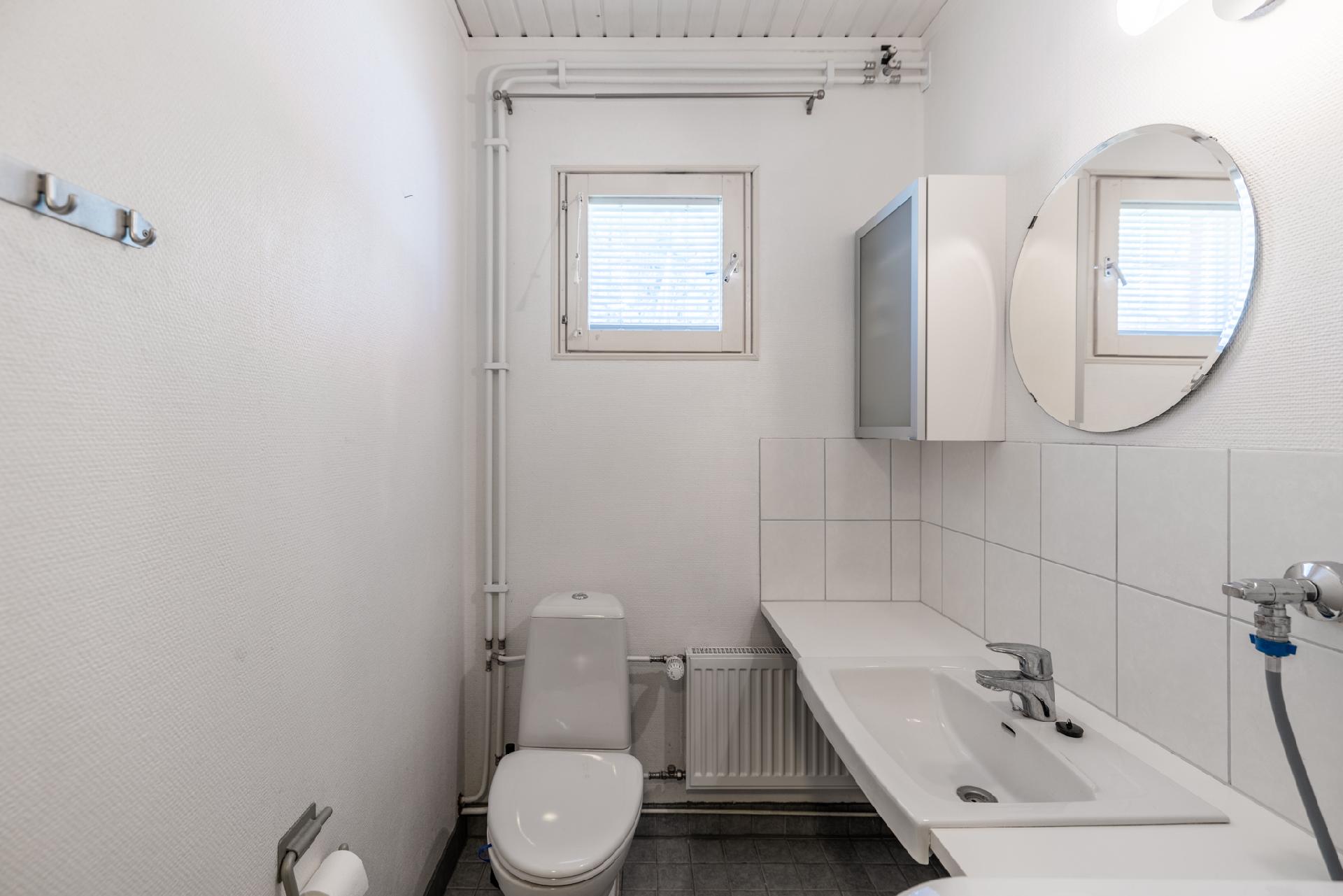 Kylpyhuoneen yhteydessä toinen wc