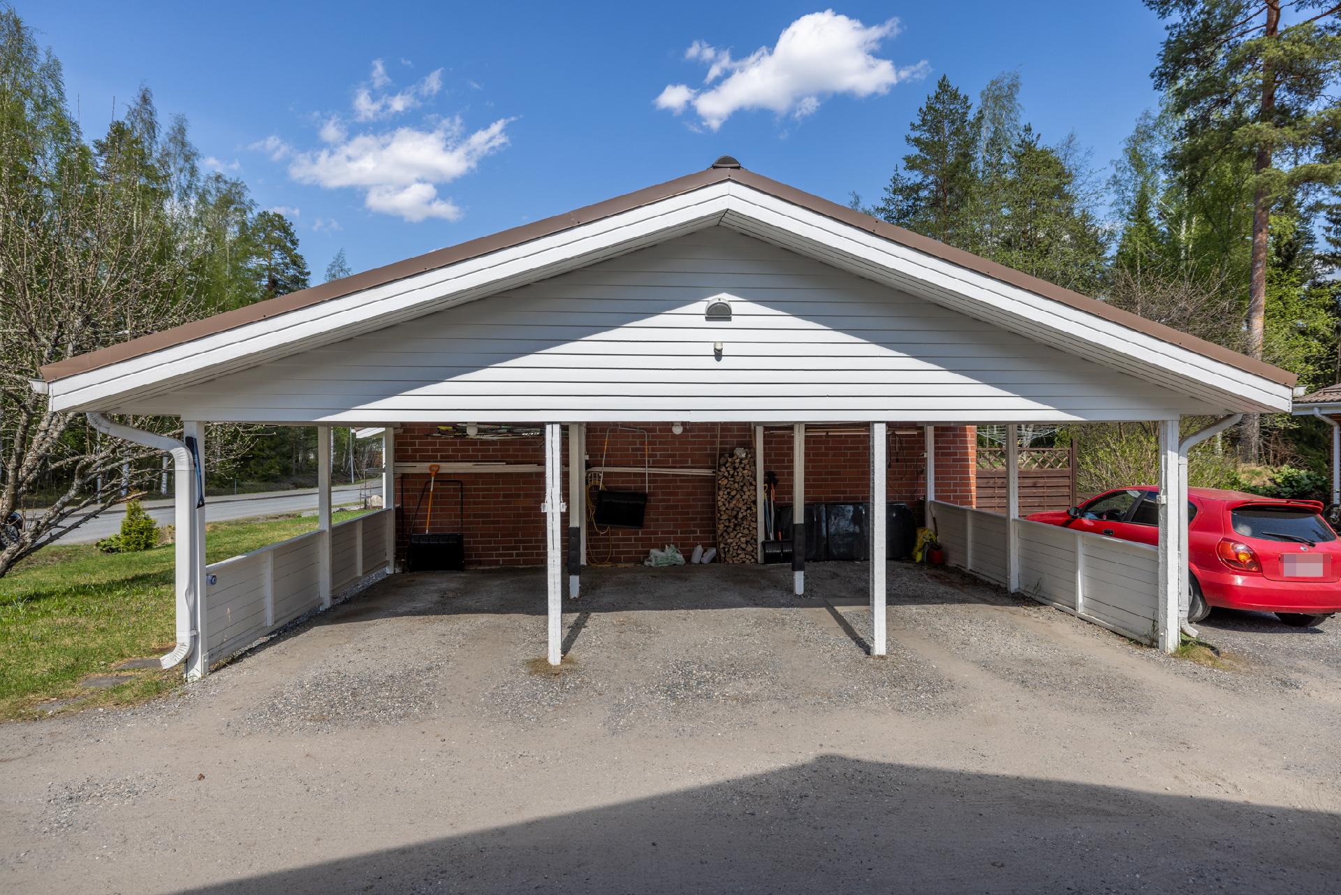 Autokatospaikka talon päädyssä