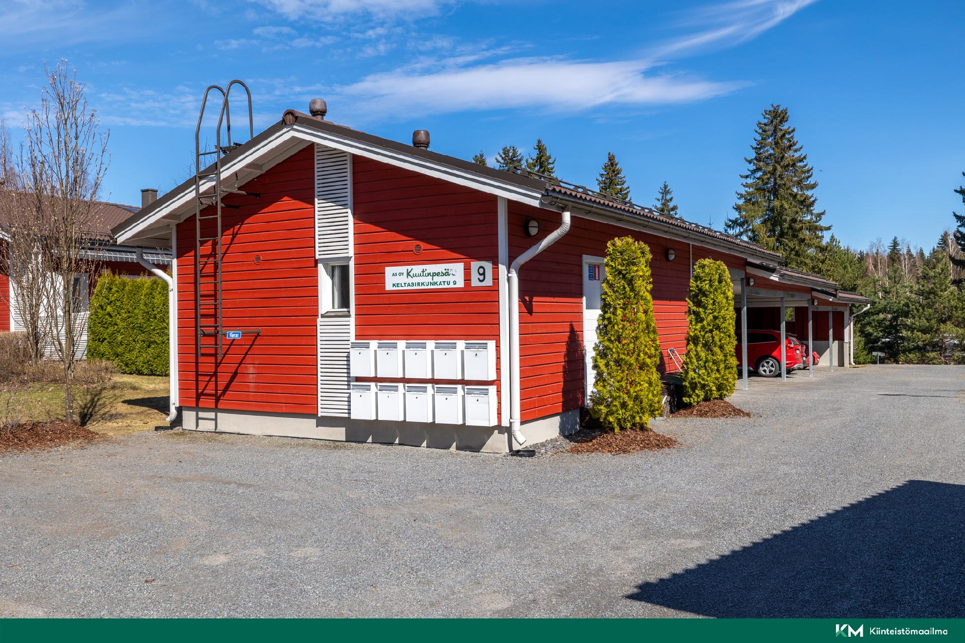 autokatoksen päädyssä varastotilat